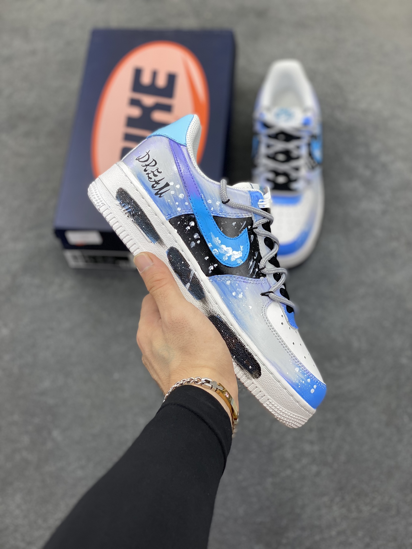 手绘涂鸦“云浪逐梦”Nike Air Force 1 “Chasing Dream”空军一号定制板鞋 以“云浪逐梦”为名。浅蓝与白交融，似轻柔云浪翻涌，泼墨细节如浪尖碎光。侧身 “DREAM” 字样，是逐梦符号，每一抹色彩、每一处泼墨，都在诉说向着云端、向着理想奔赴的热忱，让脚步与梦想同频，踏浪而行，逐梦不止 货号：CW2288-101 尺码：36 36.5 37.5 38 38.5 39 40 40.5 41 42 42.5 43 44 44.5 45-选品中心