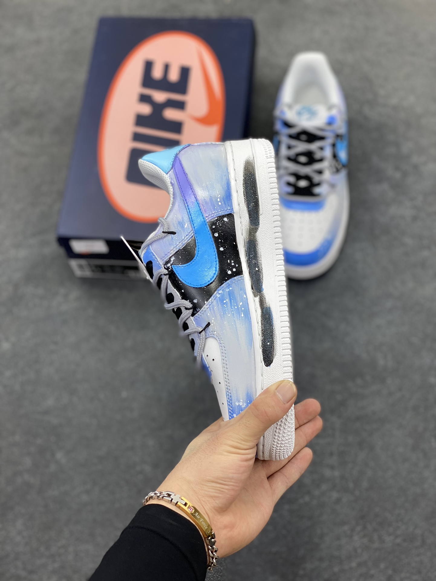 图片[3]-手绘涂鸦“云浪逐梦”Nike Air Force 1 “Chasing Dream”空军一号定制板鞋 以“云浪逐梦”为名。浅蓝与白交融，似轻柔云浪翻涌，泼墨细节如浪尖碎光。侧身 “DREAM” 字样，是逐梦符号，每一抹色彩、每一处泼墨，都在诉说向着云端、向着理想奔赴的热忱，让脚步与梦想同频，踏浪而行，逐梦不止 货号：CW2288-101 尺码：36 36.5 37.5 38 38.5 39 40 40.5 41 42 42.5 43 44 44.5 45-选品中心