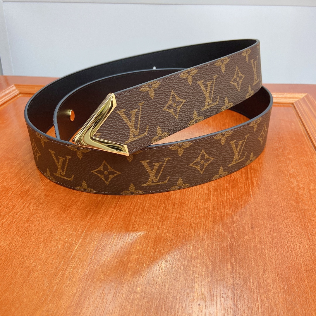 4.5宽双面进口皮，一面帆布，一面小牛皮，管网同步，腰封。