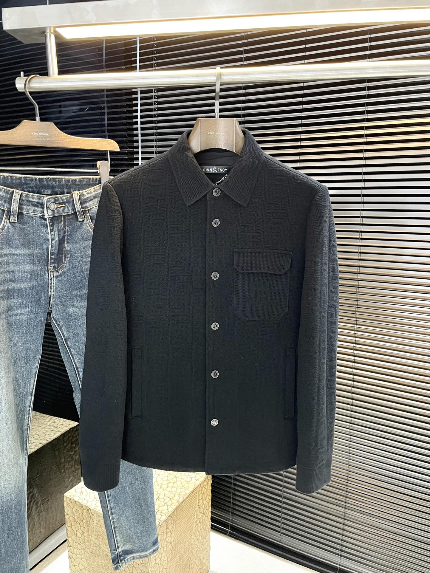 NO:517923,P FEND (Fendi) Big recommendation!  2025 autumn and winter new products are released simultaneously on the official website. Simple and elegant jackets are imported original high-quality viscose fabrics. The sag and luster are definitely refreshing. The placket design makes it more youthful and energetic. The turning work is neat and flat. All hardware accessories are top-grade accessories with logos. It is obvious that they are high-end fabrics. This fabric is a regular woven. It is a good product from the regular factory. There is no picky place. This jacket is often worn and has strong practicality. Size 48-56,,fendi,fendi, jackets & coats, jackets & coats, alexander wang19860909P  FEND（芬迪） 重磅推荐！2025秋冬新品 官网同步发售 简约大方夹克 进口原版高品质粘纤面料,垂度和光泽绝对是提气,门襟设计 更显青春活力,车工走线整齐平整,所有五金附料都是客供带logo顶级配件 一看就是高档的面料 这种面料都是定织的 正规大厂途径出来的好货,无任何有挑剔的地方 这样的一件外套属于常备常穿的,实用性很强.尺码 48-56,,fendi,fendi,jackets & coats,jackets & coats,alexander wang,Men's clothing