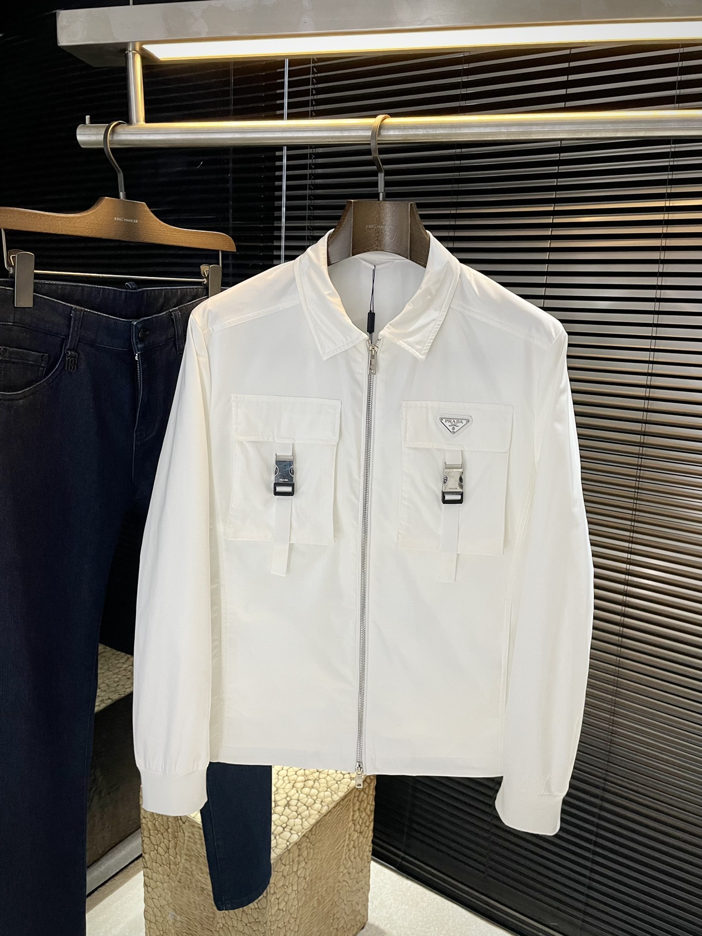 NO:517925,P PRAD (Pra) big recommendation!  2025 autumn and winter new products are released simultaneously on the official website. Simple and elegant jackets are imported. The original high-quality polyester fiber fabric is definitely refreshing. The placket design makes it more youthful and energetic. The turning work is neat and flat. All hardware accessories are top-grade accessories with logos. It is obvious that they are high-end fabrics. This fabric is a regular woven. It is a good product from the regular factory. There is no picky place. This jacket is often worn and has strong practicality. Size 48-56,,prada,prada,jackets & coats,jackets & coats,alexander wang19860909P  PRAD（普拉）重磅推荐！2025秋冬新品 官网同步发售 简约大方夹克 进口原版高品质聚脂纤维面料,垂度和光泽绝对是提气,门襟设计 更显青春活力,车工走线整齐平整,所有五金附料都是客供带logo顶级配件 一看就是高档的面料 这种面料都是定织的 正规大厂途径出来的好货,无任何有挑剔的地方 这样的一件外套属于常备常穿的,实用性很强.尺码 48-56,,prada,prada,jackets & coats,jackets & coats,alexander wang,Men's clothing