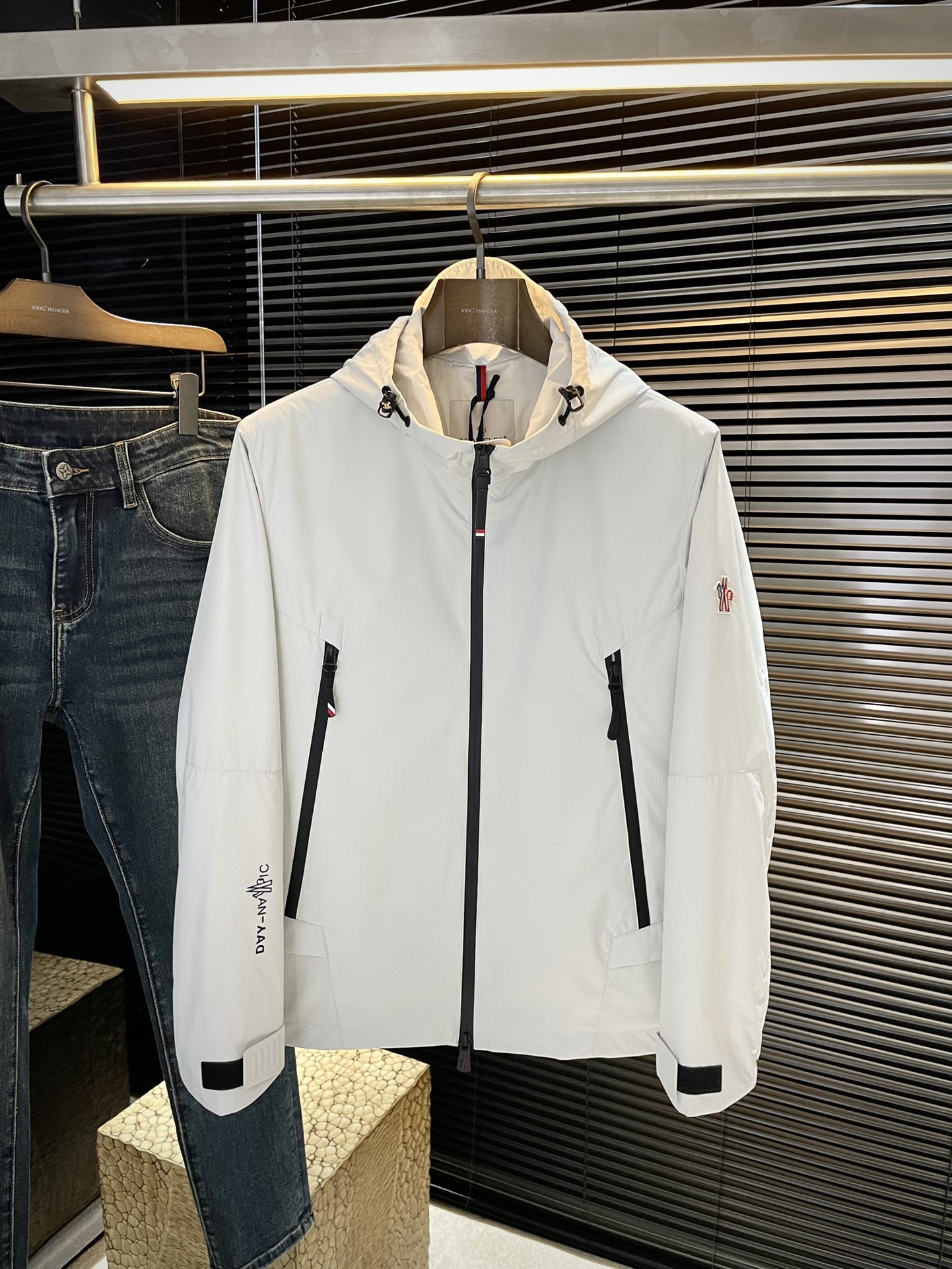 NO:517928,P Monch (blind) recommended!  2025 autumn and winter new products are released simultaneously on the official website. Simple and elegant jackets are imported. The original high-quality polyester fiber fabric is definitely refreshing. The placket design makes it more youthful and energetic. The turning work is neat and flat. All hardware accessories are top-grade accessories with logos. It is obvious that they are high-end fabrics. This fabric is a regular woven. It is a good product from the regular factory. There is no picky place. This jacket is often worn and has strong practicality. Size 48-56,, Moncler, jackets & coats, jackets & coats, alexander wang19860909P  Monch（蒙口）重磅推荐！2025秋冬新品 官网同步发售 简约大方夹克 进口原版高品质聚脂纤维面料,垂度和光泽绝对是提气,门襟设计 更显青春活力,车工走线整齐平整,所有五金附料都是客供带logo顶级配件 一看就是高档的面料 这种面料都是定织的 正规大厂途径出来的好货,无任何有挑剔的地方 这样的一件外套属于常备常穿的,实用性很强.尺码 48-56,,Moncler,jackets & coats,jackets & coats,alexander wang,Men's clothing