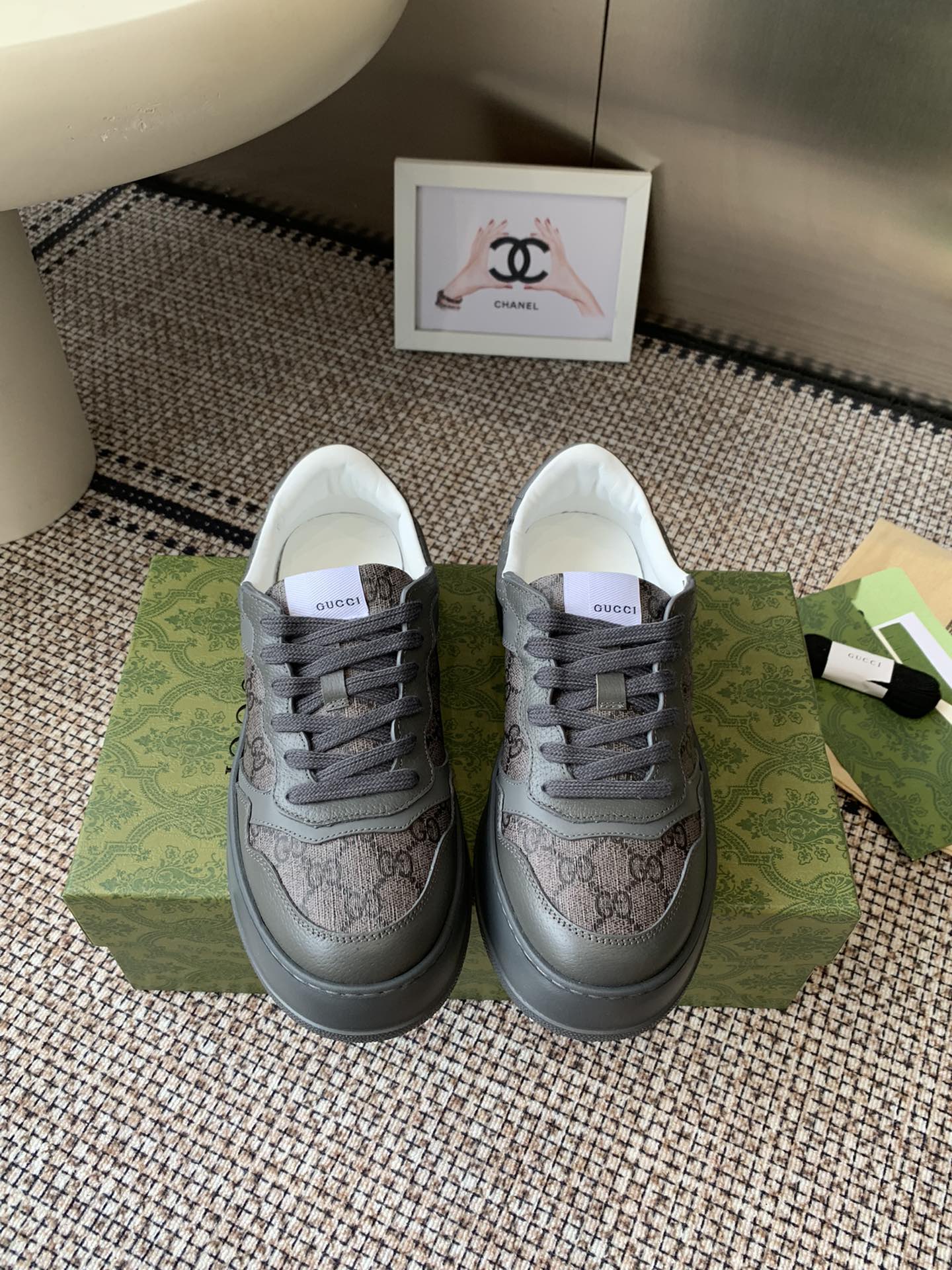 NO:511688,Men's Gucci new color white shoes, invincible and beautiful biscuit shoes, very versatile and super light, retro feel and thick sole, everyone loves it~ Fabric: Original custom imported cowhide, punching process. Inner: Water-dyed sheepskin, exclusive molded TPU sole, size 39-45 (customized for 45), casual shoes/sports shoes, gucci, sneakers, cowhide, sheepskin19860909男款 Gucci 新色小白鞋 无敌好看又好穿的饼干鞋 很百搭又超级轻 复古感十足搭配厚底 谁都爱~ 面料: 原版定制进口牛皮 冲孔工艺.内里: 水染羊皮里 独家开模的TPU大底 码数39-45（45定做）,休闲鞋/运动鞋,gucci,sneakers,cowhide,sheepskin,Women's Shoes