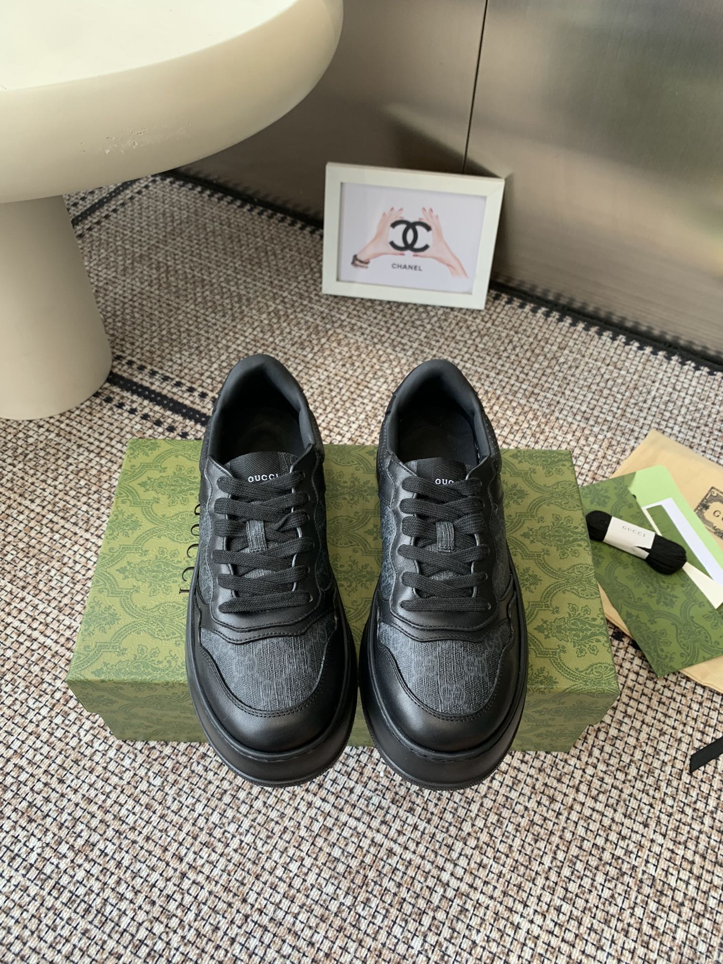 NO:511712,Men's Gucci new color white shoes, invincible and beautiful biscuit shoes, very versatile and super light, retro feel and thick sole, everyone loves it~ Fabric: Original custom imported cowhide, punching process. Inner: Water-dyed sheepskin, exclusive molded TPU sole, size 39-45 (customized for 45), casual shoes/sports shoes, gucci, sneakers, cowhide, sheepskin19860909男款 Gucci 新色小白鞋 无敌好看又好穿的饼干鞋 很百搭又超级轻 复古感十足搭配厚底 谁都爱~ 面料: 原版定制进口牛皮 冲孔工艺.内里: 水染羊皮里 独家开模的TPU大底 码数39-45（45定做）,休闲鞋/运动鞋,gucci,sneakers,cowhide,sheepskin,Women's Shoes