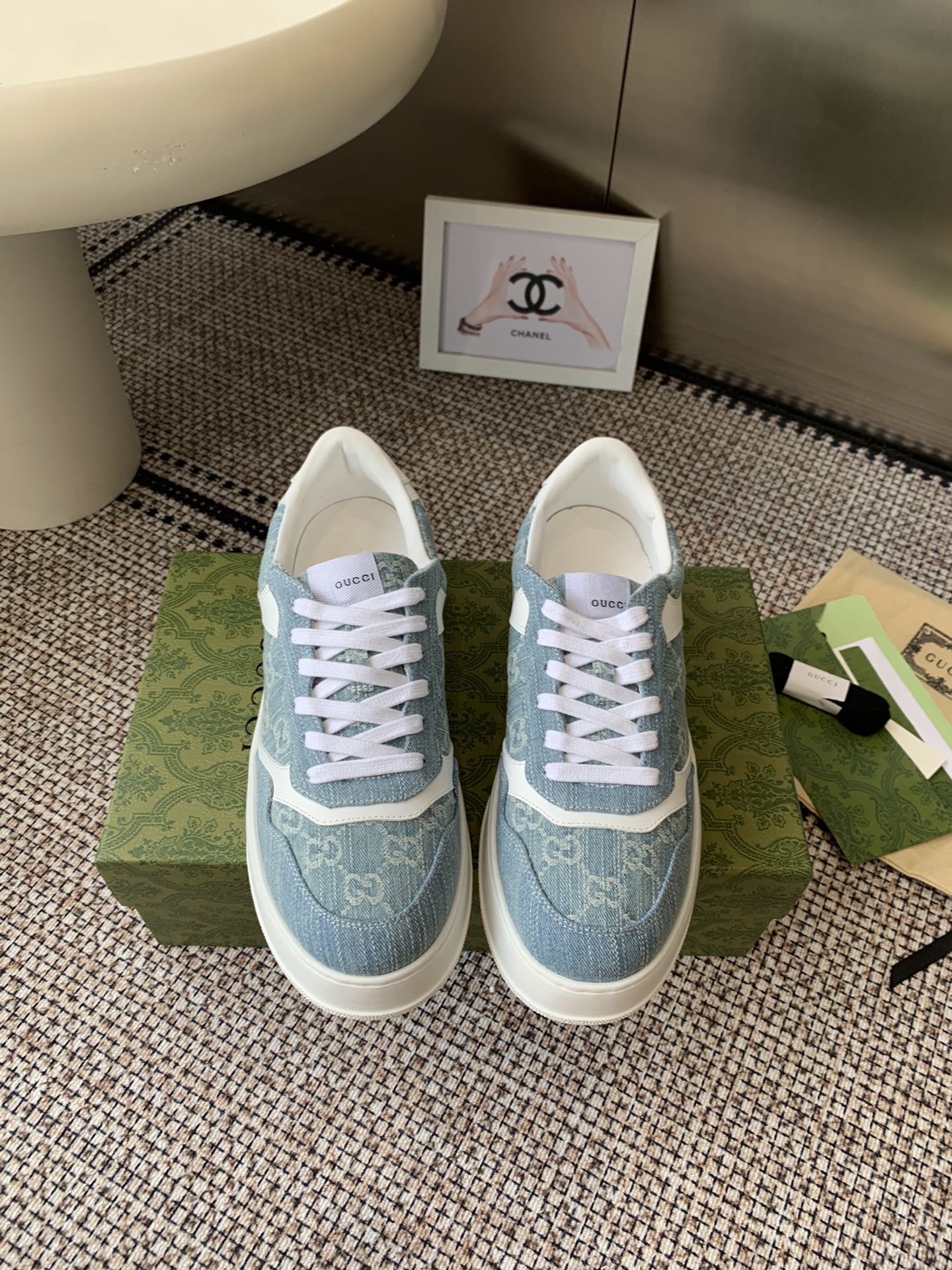 NO:511685,Gucci, new color white shoes for men, invincible and beautiful and easy to wear cookie shoes, very versatile and super light, retro feel and thick sole, everyone loves it~ Fabric: Original custom imported cowhide, punching process. Inner: Water-dyed sheepskin, exclusive TPU sole with molding, size 35-45 (45 customized), casual shoes/sports shoes, gucci, sneakers, cowhide, sheepskin19860909女男Gucci 新色小白鞋 无敌好看又好穿的饼干鞋 很百搭又超级轻 复古感十足搭配厚底 谁都爱~ 面料: 原版定制进口牛皮 冲孔工艺.内里: 水染羊皮里 独家开模的TPU大底 码数35-45（45定做）,休闲鞋/运动鞋,gucci,sneakers,cowhide,sheepskin,Women's Shoes