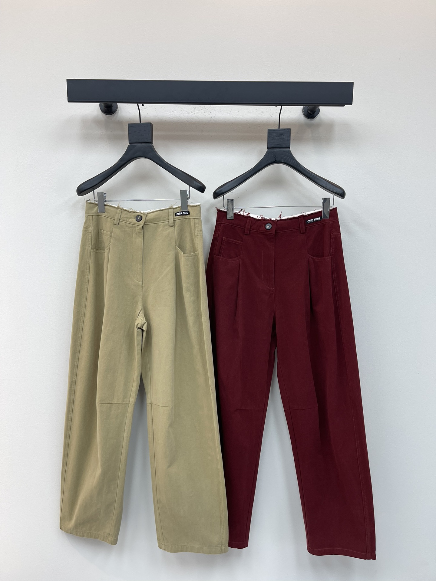 NO:475273,Miumi*25 early autumn new breasted high-waist scimitar trousers custom YB twill cotton material Enzyme wash Retro khaki and burgundy with just the right texture High-waisted wide-leg scimitar trousers style The trousers are decorated with flocs without edges to create a free and cool style charm Echoing the letter logo at the waist Show the brand design is cool and stylish, slack and fashionable, and the matching is more attractive to the high street SML,,miumiu,alexander wang19860909Miumi*25早秋新款毛边高腰弯刀长裤 定制YB斜纹棉材质 酵素水洗 质感恰到好处的复古卡其和酒红色 高腰阔腿弯刀长裤版型 裤头以不包边絮状装饰点缀 打造自由飒爽的风格魅力 与腰间字母徽标呼应 展示品牌设计酷飒有型 松弛不失时髦感 搭配更具高街魅力 SML,,miumiu,alexander wang,Women's clothing