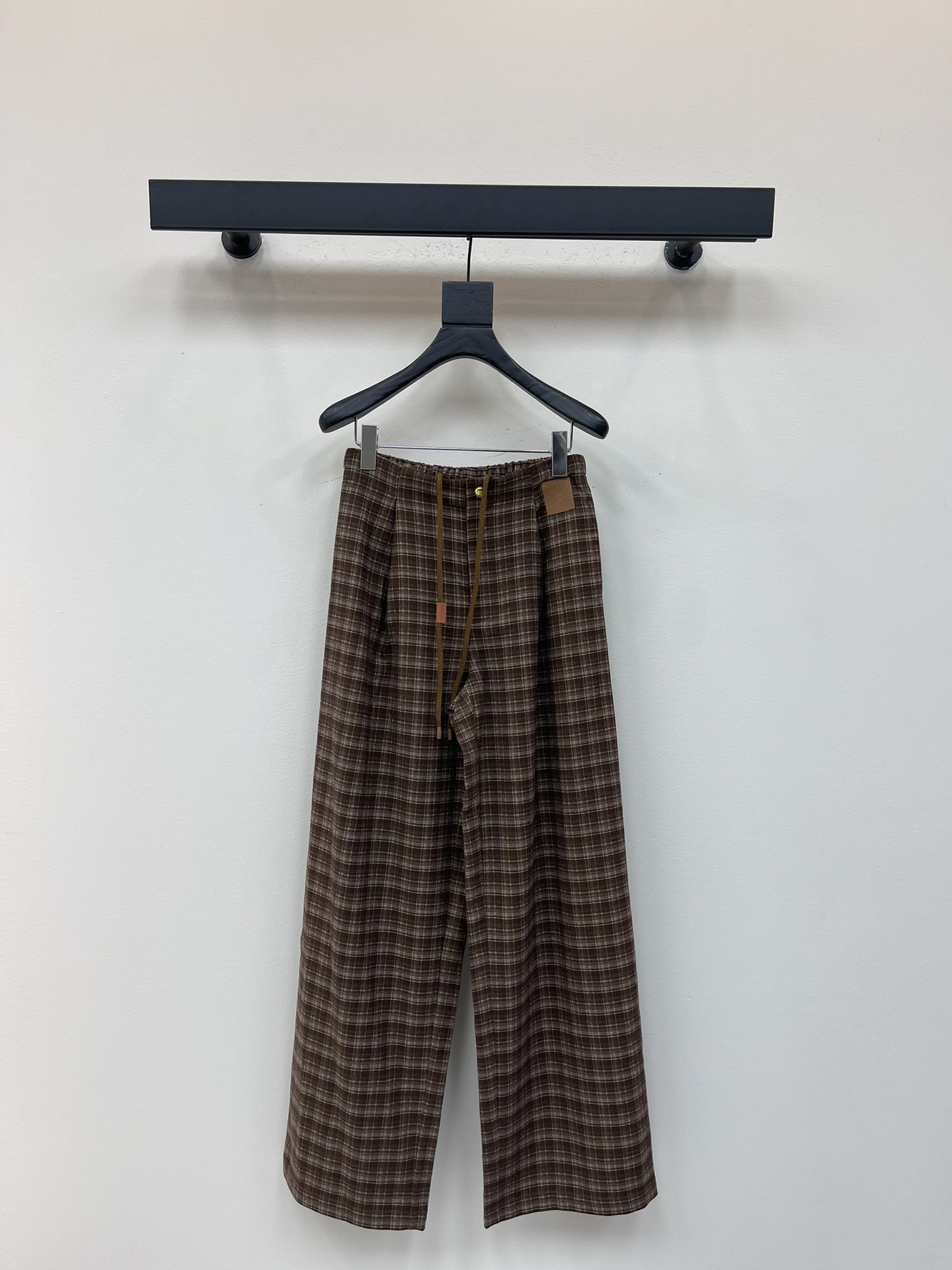 NO:475238,Loew*25 early autumn new plaid drawstring casual wide-leg trousers customized YB twill cotton fabric soft and comfortable fabric smooth and stylish high-waist wide-leg trousers style Decorate the waist drawstring with the contrasting color effect to create a unique design effect. With the iconic leather letter logo in the pocket, the brand style is instantly improved. Straight trousers leg design. Consistency of the legs and wear a full of high street fashionable style. A pair of versatile trousers in all seasons. Vacation dates. SML,,loewe,alexander wang19860909Loew*25早秋新款格纹抽绳休闲阔腿长裤 定制YB斜纹全棉材质 面料柔挺舒适 垂顺有型 高腰阔腿长裤版型 利用格纹撞色效果装点腰身抽绳处 打造出独特设计效果 配合口袋处标志性皮质字母徽标 品牌格调瞬间提升 直筒裤腿设计 包容修饰腿型的同时 穿出满满的高街时髦风格 一条四季百搭长裤 度假约会日常 SML,,loewe,alexander wang,Women's clothing