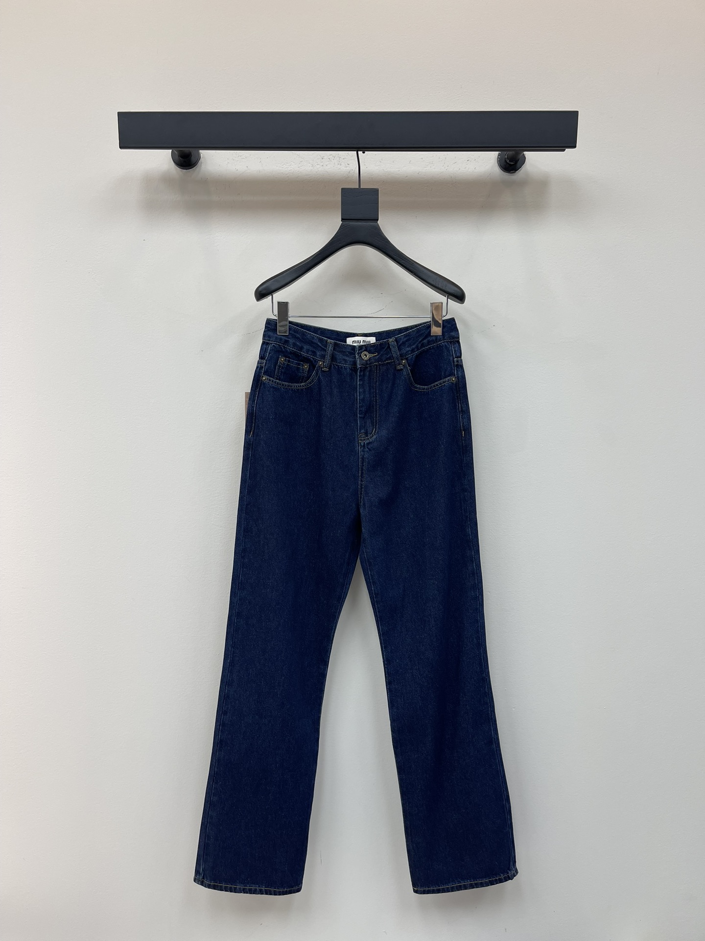 NO:478635,Miumi*25 new rear bag embroidered letters denim trousers custom twill cotton fabric soft touch Enzyme washing water even dyeing Retro dark blue versatile and durable to wear all year round Back bag embroidered letter craftsmanship texture online The upper body is simple and fashionable Custom hardware fabric 36/38/40/42,,miumiu,alexander wang19860909Miumi*25新款后袋刺绣字母牛仔长裤 定制斜纹棉面料 手感柔软 酵素洗水均匀染色 复古深蓝百搭耐看 一年四季都可以穿 后袋刺绣字母工艺 质感在线 上身简约时髦 定制五金面料 36/38/40/42,,miumiu,alexander wang,Women's clothing