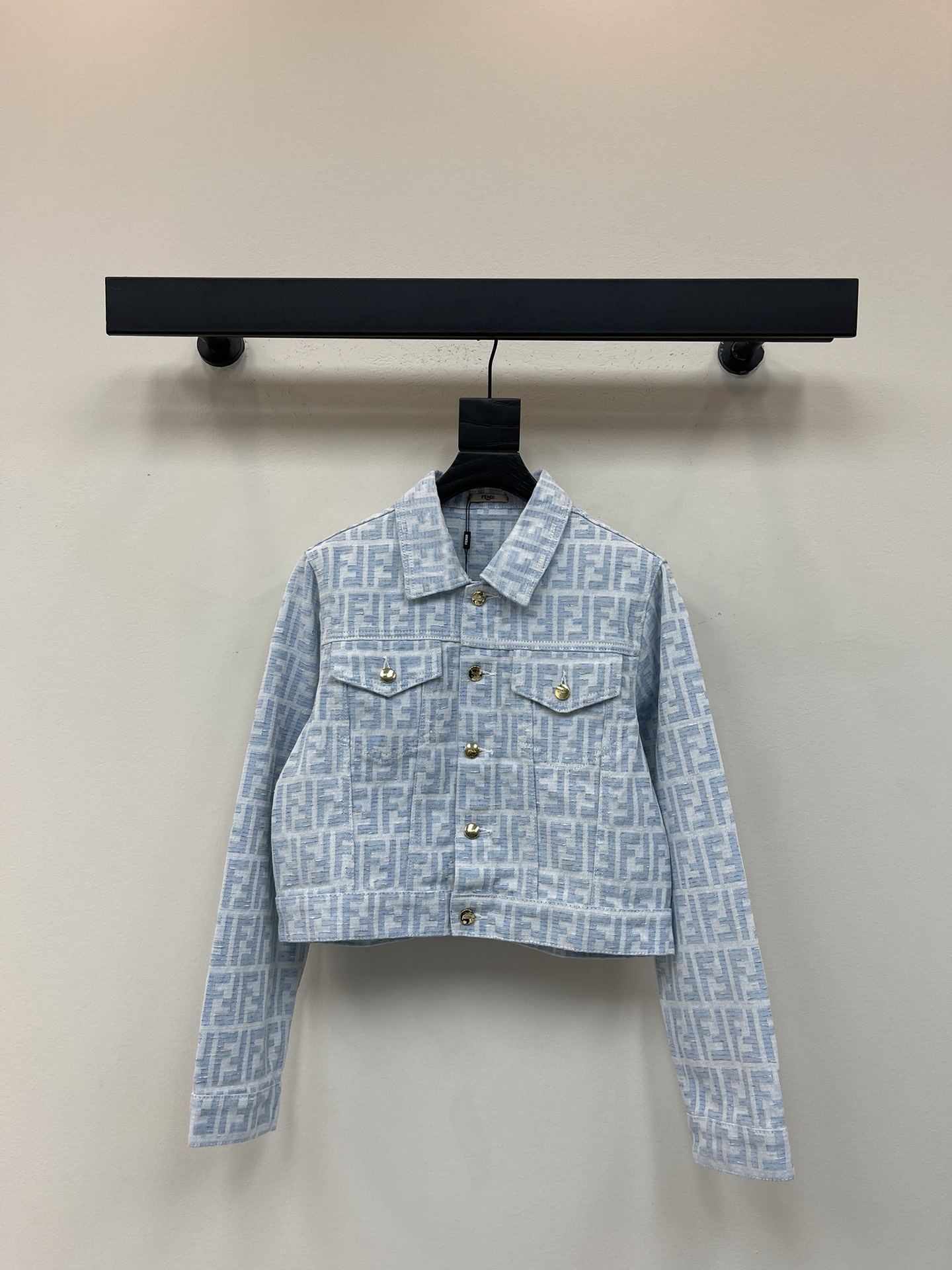 NO:478641,Fend*25 new product* double FF jacquard full print jacquard denim jacket, using imported pure cotton old silk fabric comfortable A-shaped style, upper body covers flesh and looks slim, sweet or salty, high-end and fashionable, Yb custom hardware accessories, the fabric is super soft and skin-friendly, it is irresistible for girls, strongly recommended, SML, fendi, jackets & coats, alexander wang19860909Fend*25新品*双FF 提花满印爆款提花牛仔外套,采用进口纯棉老花金丝面料舒适 A字版型 上身遮肉显瘦 可甜可盐 高级又时髦 Yb定制五金配件 面料超柔软亲肤感十足少女无可抗拒,强烈推荐SML,,fendi,jackets & coats,alexander wang,Women's clothing