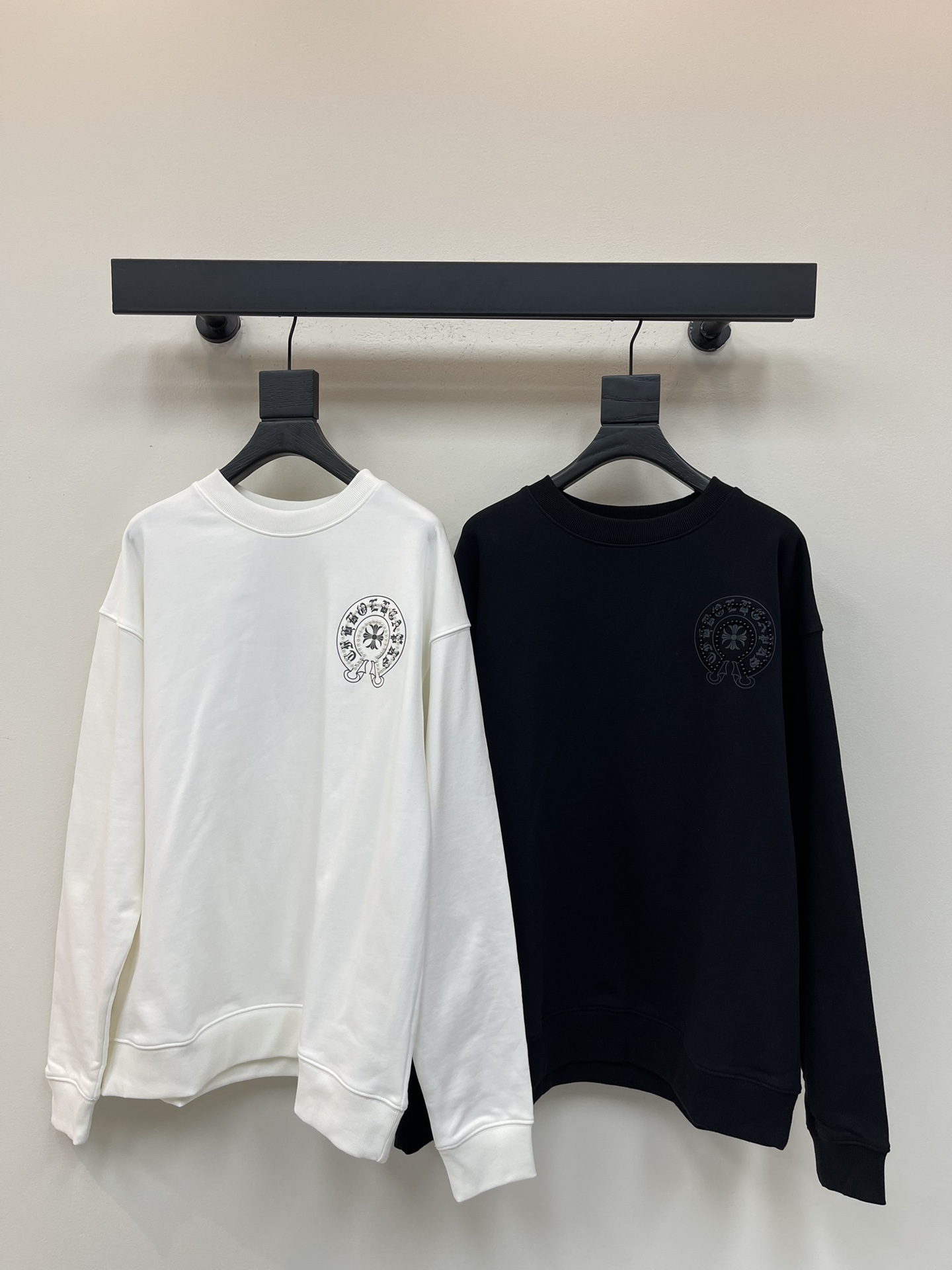 NO:479972,Chrome Heart* Sanskrit printing beading craftsmanship original fabric Gaoke heavy round neck sweatshirt Customized same-cage dyed fabric very comfortable to touch, fashionable and personalized, super versatile and beautiful, very suitable for both men and women, essential models for everyone, color black and white Size S-XL,,chrome hearts,chrome hearts, hoodie, sweatshirts, alexander wang19860909Chrome Heart*克罗心马蹄梵文印花钉珠工艺 原版面料 高克重圆领卫衣 定制同缸染面料 手感非常舒服  时尚又个性 超级百搭好看的一款 男女都非常合适 人手必备款 颜色黑色 白色 尺码S-XL,,chrome hearts,chrome hearts,hoodie,sweatshirts,alexander wang,Women's clothing