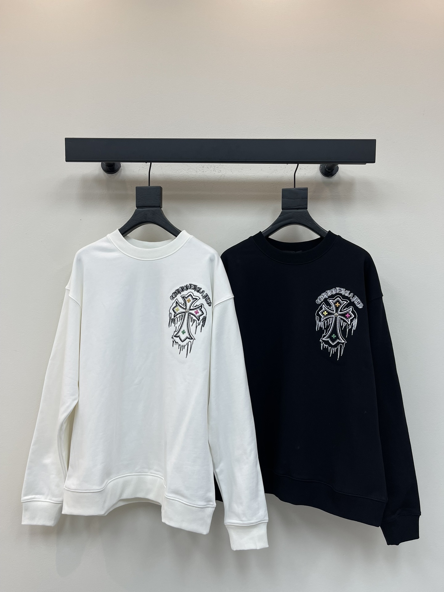 NO:479979,Chrome Heart* Sanskrit embroidery craftsmanship of Crosin Cross Original fabric Gaoke heavy round neck sweatshirt Customized same-cage dyed fabric very comfortable to touch, fashionable and personalized, super versatile and beautiful, very suitable for both men and women, essential models for people, color black white Size S-XL,,chrome hearts,chrome hearts, hoodie, sweatshirts, alexander wang19860909Chrome Heart*克罗心十字架梵文刺绣工艺 原版面料 高克重圆领卫衣 定制同缸染面料 手感非常舒服  时尚又个性 超级百搭好看的一款 男女都非常合适 人手必备款 颜色黑色 白色 尺码S-XL,,chrome hearts,chrome hearts,hoodie,sweatshirts,alexander wang,Women's clothing