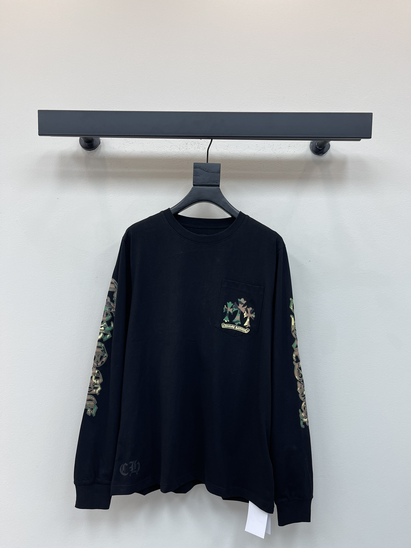 NO:480000,Chrome heart* Croxin Camouflage Cross Sanskrit Print Long Sleeve T. Necklace Cuffs High Grade Heavy Threads, Fixed Weaving Double-Dyeing Pure Cotton Fabric, Super Conspicuous, Super Beautiful, Super Atmospheric, Men and Women’s Styles! The overall upper body shows fashion and personality, and it’s even more exciting to wear with couples!! Men and Women’s Styles!  S-XL, chrome hearts, chrome hearts, tees, t-shirt, alexander wang19860909Chrome heart*克罗心迷彩十字架梵文印花长袖T.领口袖口高克重螺纹,定织定染双纱纯棉面料,超级显眼超级好看超级大气,男女同款!整体上身特彰显时尚和个性,情侣一起穿更是炸街王牌推荐t恤!!男女同款！S-XL,,chrome hearts,chrome hearts,tees，t-shirt,alexander wang,Women's clothing