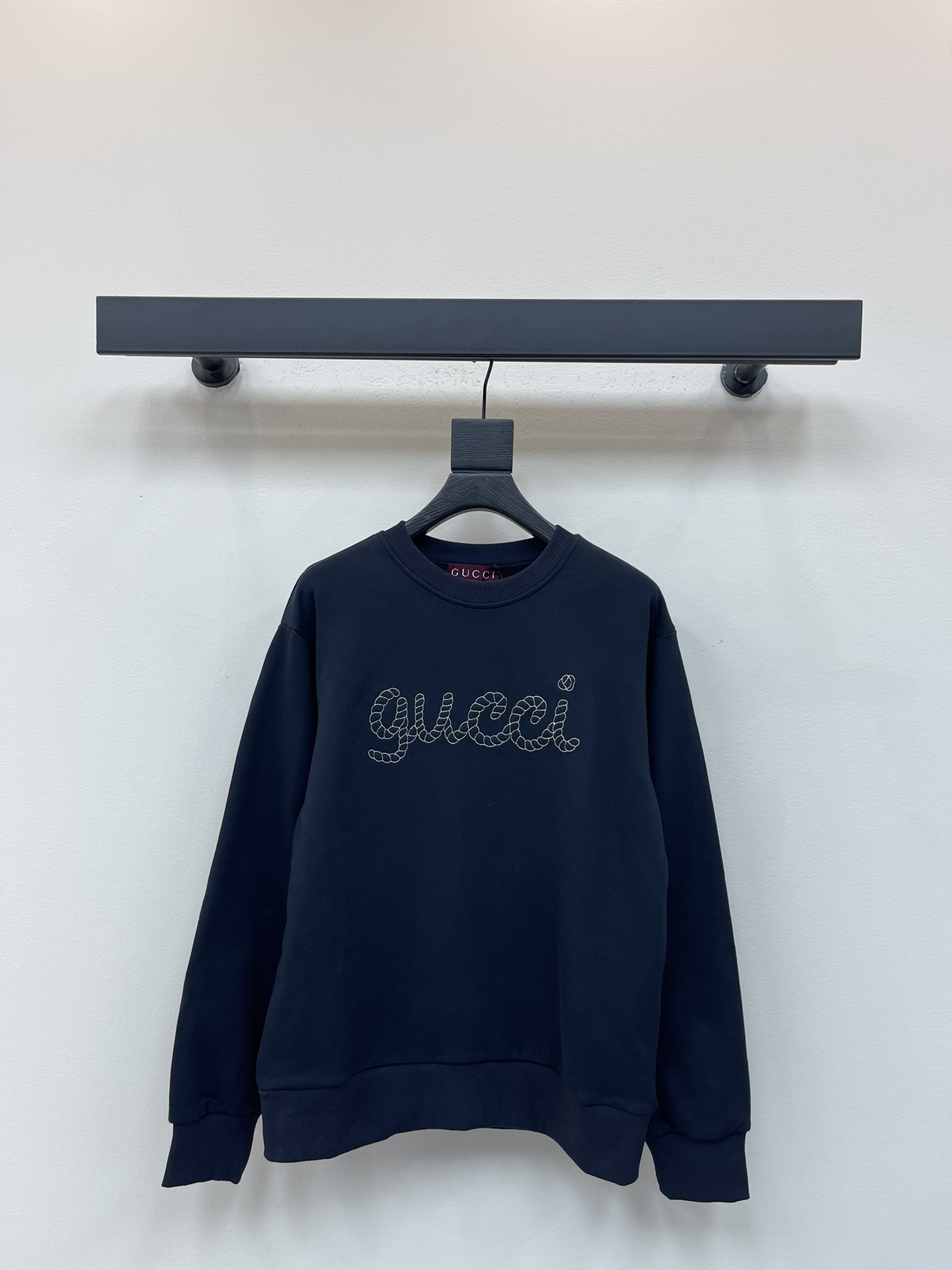 NO:478592,Gucc*25 early autumn new round-neck letter embroidered sweatshirt custom YB native cotton material breathable, comfortable and stylish round-neck pullover sweatshirt cut loose style iconic letter embroidery on chest + childlike hollow illustration style Combined with contrasting colors and well-behaved tone, fully show the brand's high-end feeling, versatile upper body looks slim, simple and not picky about body shape, enduring sweatshirt style, minimalist and casual style, a must-have fashion outfit for daily commuting SML, gucci, hoodie, sweatshirts, alexander wang19860909Gucc*25早秋新款圆领字母刺绣卫衣 定制YB原生全棉材质 穿搭透气 舒适有型 圆领套头卫衣剪裁 版型宽松 胸前标志性字母刺绣+童趣感镂空插画风格 配合撞色乖巧基调 尽显品牌高级感 上身百搭显瘦 简约不挑身材 经久不衰的卫衣款式 尽显极简休闲风格 日常通勤必备时尚穿搭 SML,,gucci,hoodie,sweatshirts,alexander wang,Women's clothing