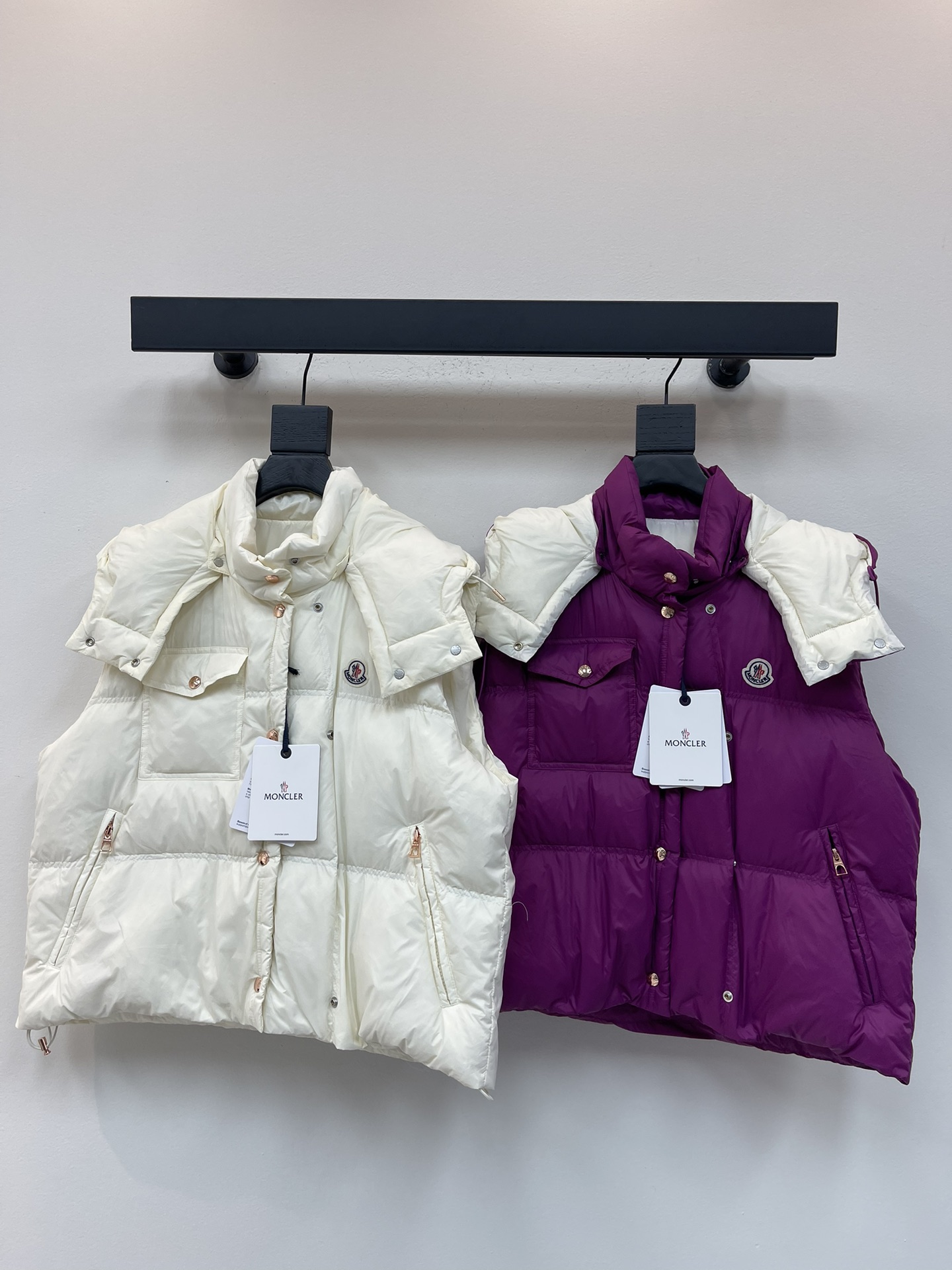 NO:478584,With dust bag Moncle* 25 new autumn and winter products can be removable hooded stand collar down vest. Customized YB windproof and waterproof nylon material. White goose velvet fills the inner lining. The whole piece is light and warm. The slim vest is fashionable and not bloated. The stand collar can be removable hooded drawstring design to protect the cold and wind. Classic checkered texture. The iconic brand seal on the chest. The pockets are decorated. The contrasting zipper is decorated. The details show the brand concept. The first choice for layering in autumn and winter. Fleece filling standard: national standard 90 velvet filling: white goose velvet SML, Moncler, down jacket, hats, alexander wang19860909配防尘袋Moncle*蒙口25秋冬新品可拆卸连帽立领羽绒马甲 定制YB防风防水尼龙材质 白鹅绒填充内里 整件轻薄保暖 修身马甲时髦不显臃肿 立领可拆卸连帽抽绳设计御寒防风 经典长方格纹理 胸前标志性品牌章作装饰 口袋处点缀撞色拉链 细节彰显品牌理念 秋冬叠穿首选 充绒标准:国标90绒 充绒物:白鹅绒 SML,,Moncler,down jacket,hats,alexander wang,Women's clothing