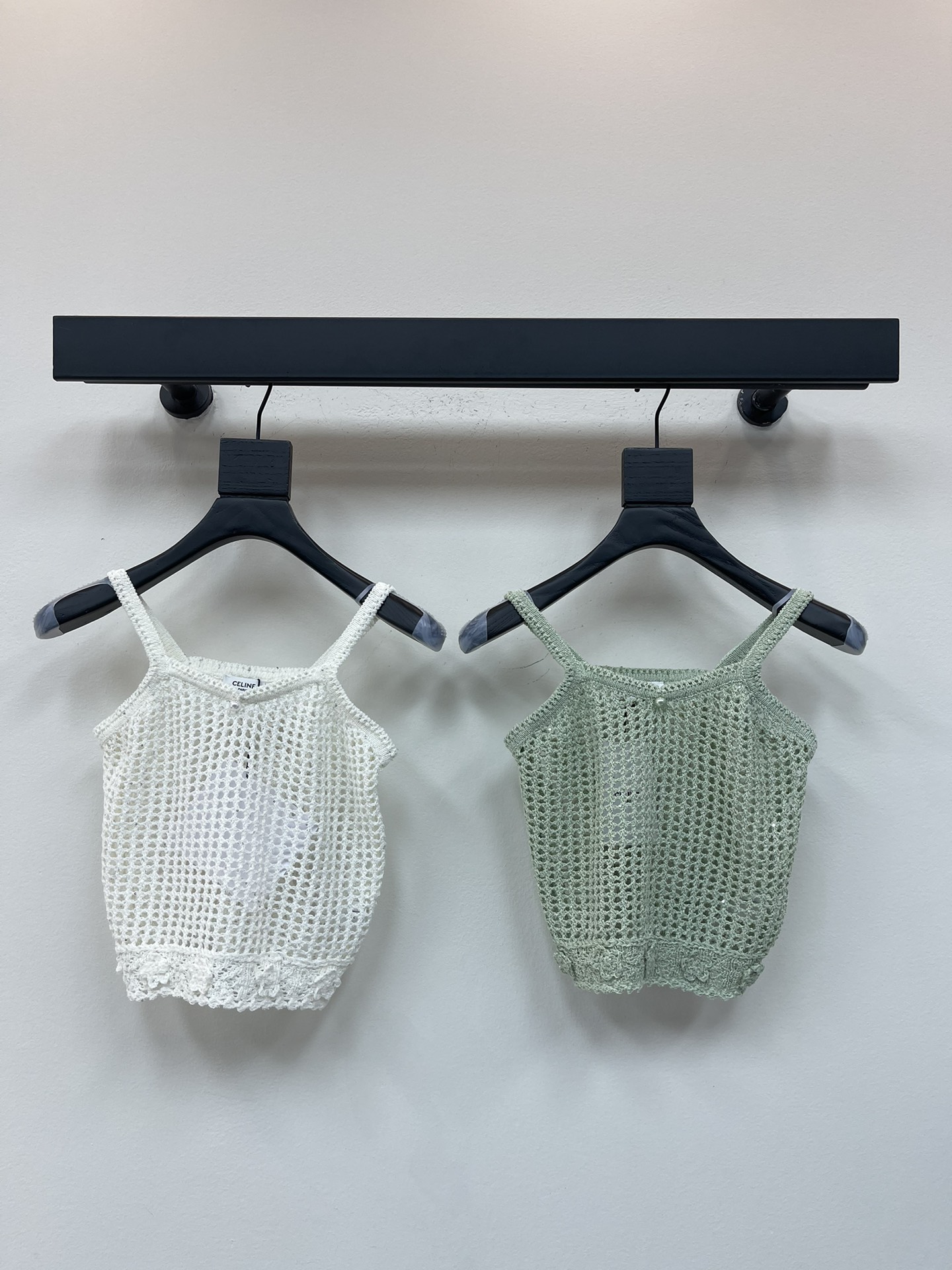 NO:478620,Celin*25 early autumn new hollow knitted vest, exquisite crochet craft, embellished rhinestone flower decoration, matched with cardigans of the same color to highlight the figure and make it look slimmer and fashionable. The versatile style does not pick the age and skin tone, and is suitable for age-reducing fashionable and retro style!  SML, celine,alexander wang19860909Celin*25早秋新款镂空针织背心 精致的钩花工艺 点缀水钻花朵装饰 搭配同色系开衫 凸显身材更显瘦洋气 百搭款式不挑年龄肤色 适配减龄时髦复古风格！SML,,celine,alexander wang,Women's clothing