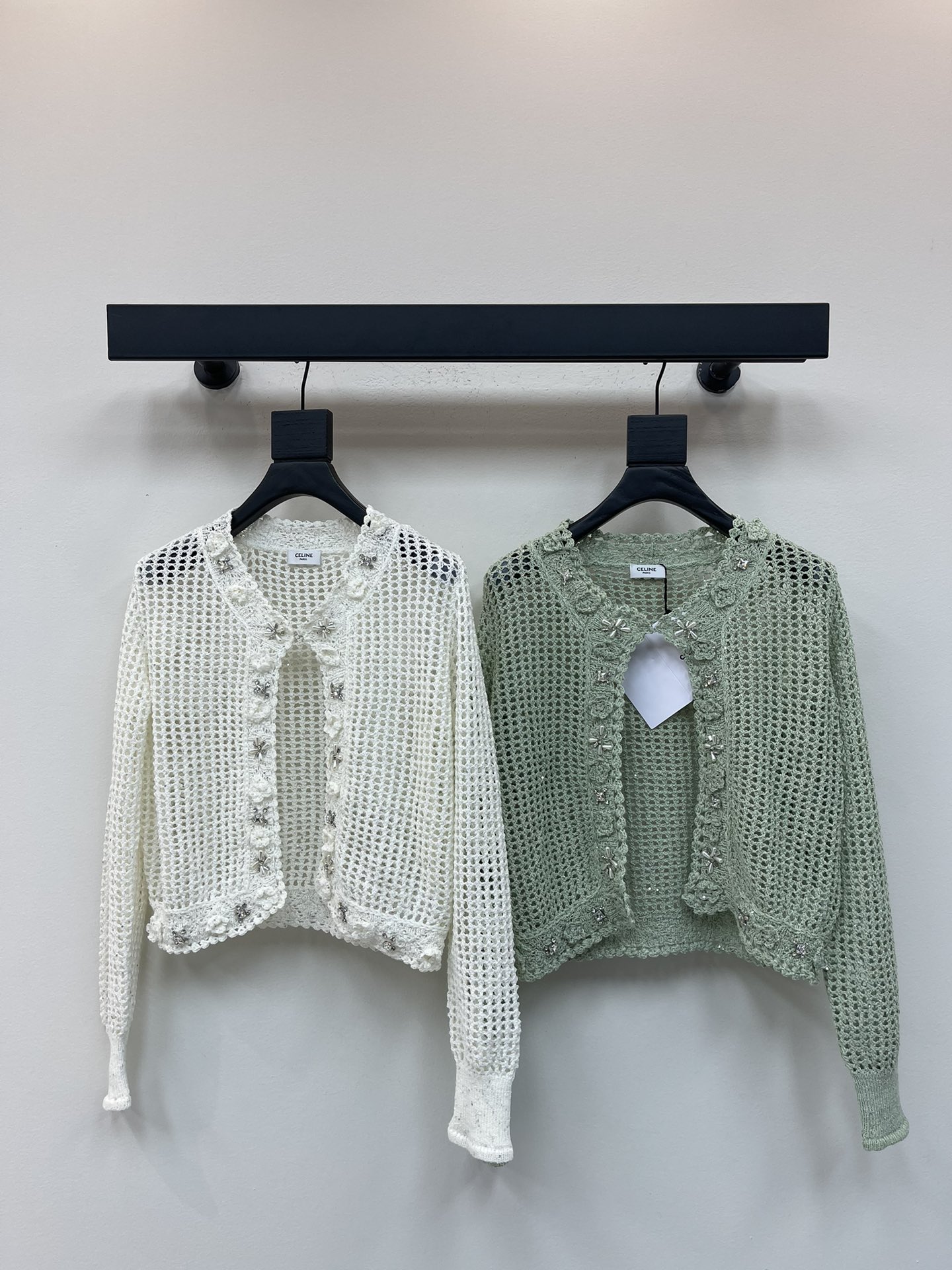 NO:478612,Celin*25 early autumn new hollow knitted cardigan exquisite crochet craft embellished with rhinestone flower decoration, matched with suspenders of the same color to highlight the figure and make it look slimmer and fashionable. The versatile style does not pick the age and skin tone, and is suitable for age-reducing fashionable and retro style!  SML, celine,alexander wang19860909Celin*25早秋新款镂空针织开衫 精致的钩花工艺 点缀水钻花朵装饰 搭配同色系吊带 凸显身材更显瘦洋气 百搭款式不挑年龄肤色 适配减龄时髦复古风格！SML,,celine,alexander wang,Women's clothing