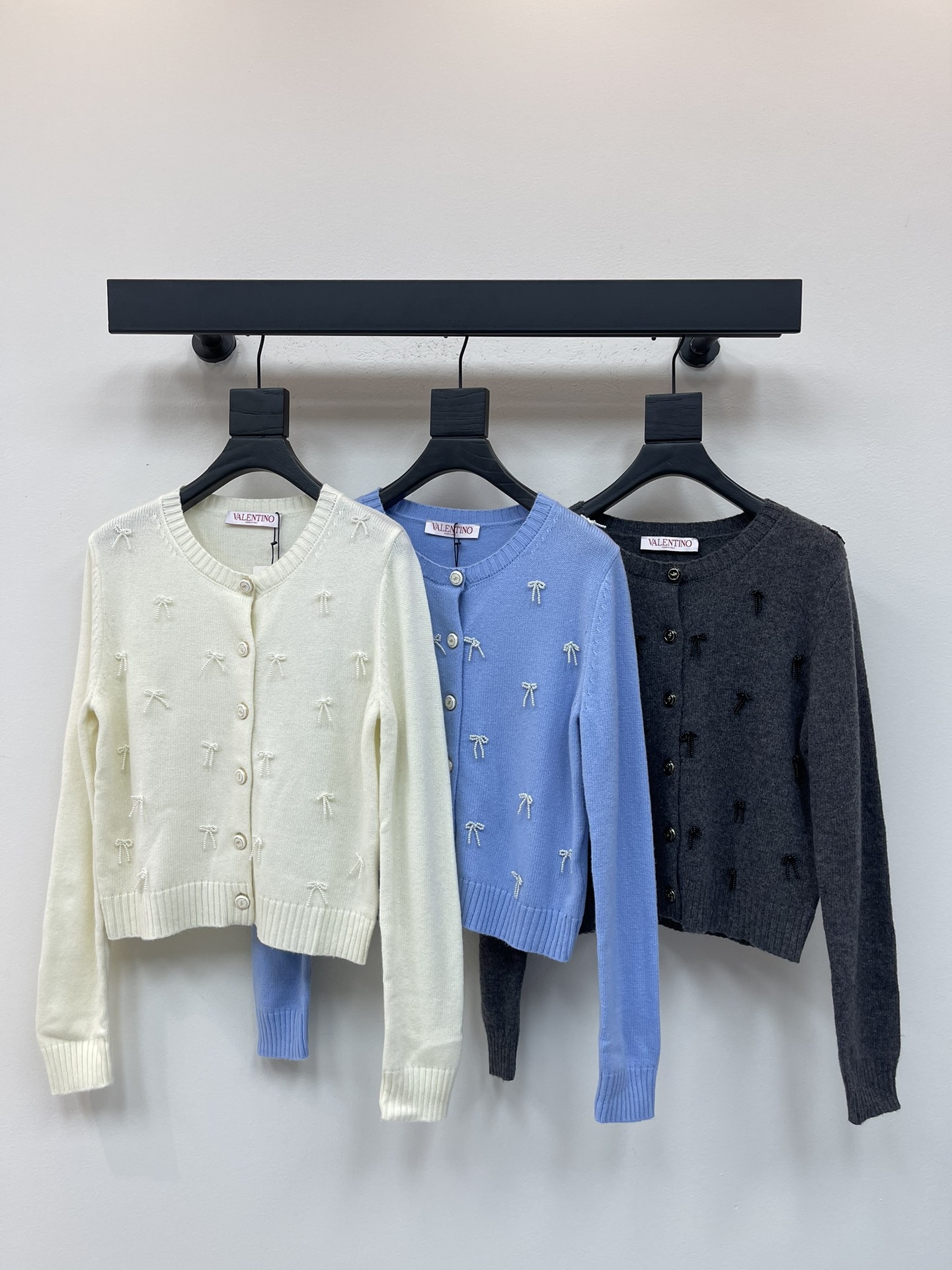 NO:475226,Valentin*25 early autumn new beaded bow knit cardigan custom YB wool yarn wool yarn fabric, delicate texture, soft and comfortable round neck knit cardigan tailoring, neck cuffs spiral edging, delicate and soft, whole body positioning sewn three-dimensional beaded pearl bow decoration, echoing the rose cloak button, adding youthful atmosphere to the college style, highlighting the brand tone, color matching shows retro style, essential outfits for dates and commuting SML, valentino, alexander wang19860909Valentin*25早秋新款订珠蝴蝶结针织开衫 定制YB羊毛纱线织造 质感细腻 柔软舒适 圆领针织开衫剪裁 领口袖口螺旋纹包边 细致柔软 通体定位缝制立体串珠珍珠蝴蝶结装饰 与玫瑰襟扣呼应 给学院风增加青春气息 彰显品牌调性 配色尽显复古风情 约会通勤必备穿搭 SML,,valentino,alexander wang,Women's clothing