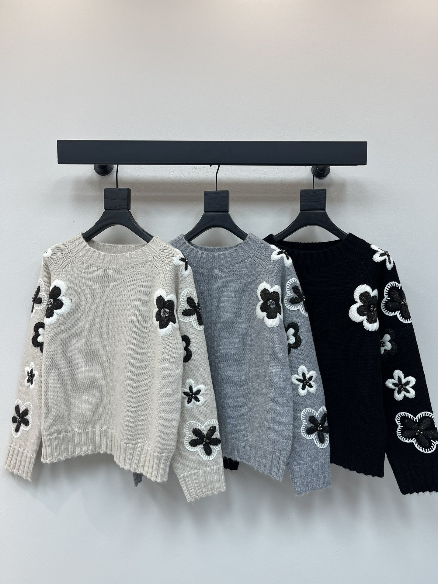 NO:478628,Val*25 early autumn new flower embroidered knitted sweater with three-dimensional flower design on the shoulders, paired with colorful beads, super temperament, long sleeves of rag-shoulder, loose style, simple and high-end, fashionable and fashionable!  SML, sweaters, alexander wang19860909Val*25早秋新款花朵刺绣针织毛衣 肩部立体花朵设计 搭配七彩珠饰点缀 超级显气质 插肩长袖 宽松版型 上身尽显简单高级 时髦洋气！SML,,sweaters,alexander wang,Women's clothing