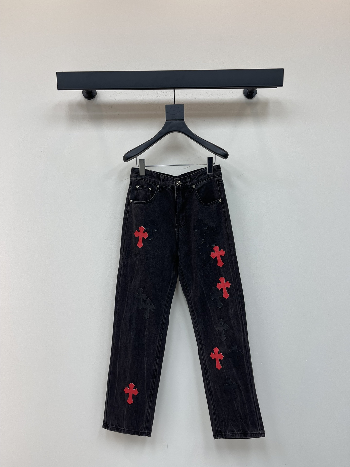 NO:476906,Chrome Heart* new color-blocked cross-cut leather couple's wash jeans. Different washable styles are very friendly to those with thin legs and thick legs. The straight style is very modified. The medium length is timeless and easy to match. The basic style of various styles is a must-have in the wardrobe!  The fabric is hard and has the effect of softness without losing texture on the upper body. The washing process is even more perfect, and it is a must-have for everyone!  !  !  Size 28.30.32.34.36, chrome hearts, chrome hearts, jeans, alexander wang19860909Chrome Heart*克罗心新款拼色十字架贴皮情侣款水洗牛仔裤.不同水洗质感的款式,对腿细腿粗人士十分友好,直筒的版型十分修饰腿型 永不过时的适中长度,搭配起来轻松随意,各种风格的造型基础,衣橱中的必备款！面料硬挺的同时又做到了上身柔软而不失质感的效果,洗水工艺更是做到了极致,人手必备款！！！ 尺码28.30.32.34.36,,chrome hearts,chrome hearts,jeans,alexander wang,Women's clothing