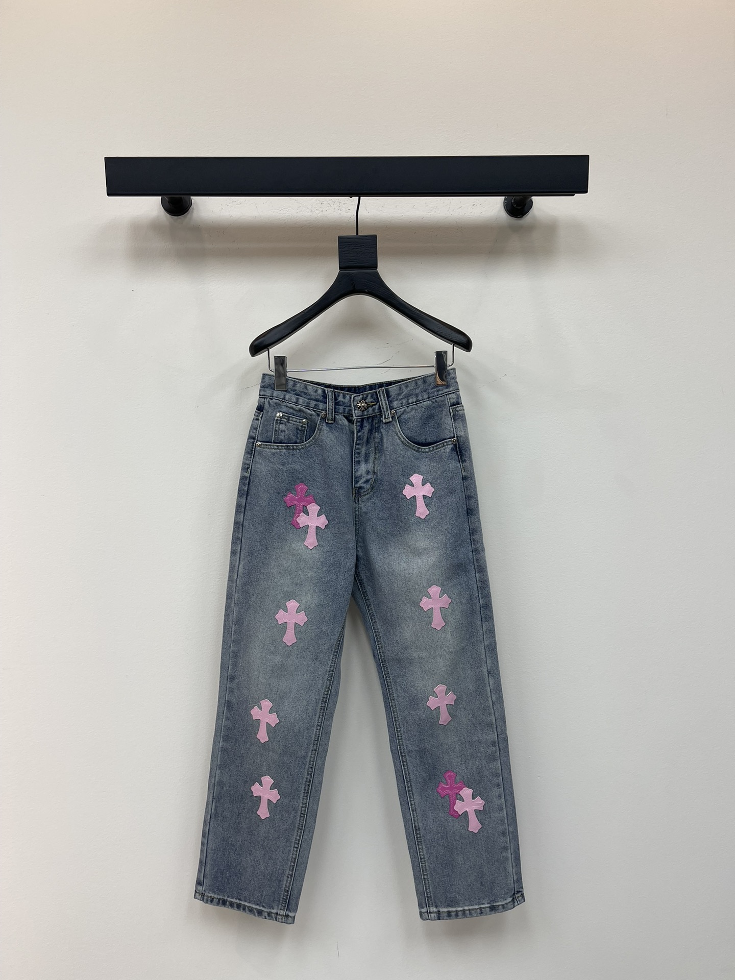 NO:476949,Chrome Heart* new pink cross veneer couples washing jeans. Different washable styles are very friendly to those with thin legs and thick legs. The straight style is very modified. The medium length is timeless and easy to match. The basic style of various styles is a must-have in the wardrobe!  The fabric is hard and has the effect of softness without losing texture on the upper body. The washing process is even more perfect, and it is a must-have for everyone!  !  !  Size 28.30.32.34.36, chrome hearts, chrome hearts, jeans, alexander wang19860909Chrome Heart*克罗心新款粉皮十字架贴皮情侣款水洗牛仔裤.不同水洗质感的款式,对腿细腿粗人士十分友好,直筒的版型十分修饰腿型 永不过时的适中长度,搭配起来轻松随意,各种风格的造型基础,衣橱中的必备款！面料硬挺的同时又做到了上身柔软而不失质感的效果,洗水工艺更是做到了极致,人手必备款！！！ 尺码28.30.32.34.36,,chrome hearts,chrome hearts,jeans,alexander wang,Women's clothing