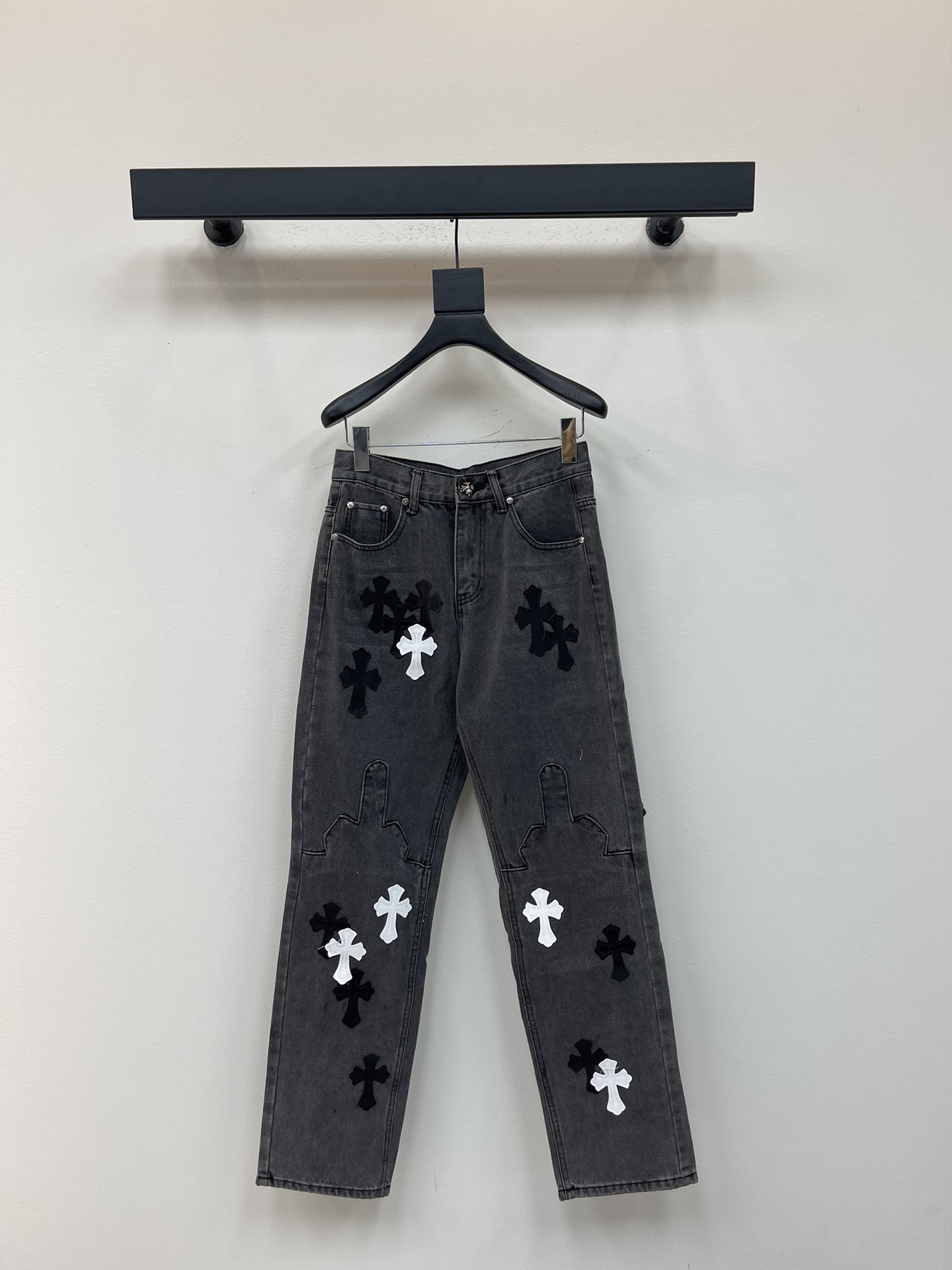 NO:476921,Chrome Heart* new color-blocked cross-leather couple's washable flame grey jeans. Different washable texture styles are very friendly to those with thin legs and thick legs. The straight style is very modified. The medium length is timeless and easy to match. The basic style of various styles is a must-have in the wardrobe!  The fabric is hard and has the effect of softness without losing texture on the upper body. The washing process is even more perfect, and it is a must-have for everyone!  !  !  Size 28.30.32.34.36, chrome hearts, chrome hearts, jeans, alexander wang19860909Chrome Heart*克罗心新款拼色十字架贴皮情侣款水洗火焰灰牛仔裤.不同水洗质感的款式,对腿细腿粗人士十分友好,直筒的版型十分修饰腿型 永不过时的适中长度,搭配起来轻松随意,各种风格的造型基础,衣橱中的必备款！面料硬挺的同时又做到了上身柔软而不失质感的效果,洗水工艺更是做到了极致,人手必备款！！！ 尺码28.30.32.34.36,,chrome hearts,chrome hearts,jeans,alexander wang,Women's clothing