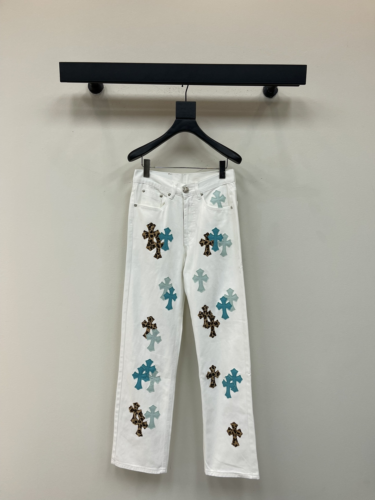 NO:476944,Chrome Heart* new three-color leopard print color-blocking cross-cut leather couple's wash jeans. Different washable styles are very friendly to those with thin legs and thick legs. The straight style is very modified. The medium length is timeless and easy to match. The basic style of various styles is a must-have in the wardrobe!  The fabric is hard and has the effect of softness without losing texture on the upper body. The washing process is even more perfect, and it is a must-have for everyone!  !  !  Size 28.30.32.34.36, chrome hearts, chrome hearts, jeans, alexander wang19860909Chrome Heart*克罗心新款三色豹纹拼色十字架贴皮情侣款水洗牛仔裤.不同水洗质感的款式,对腿细腿粗人士十分友好,直筒的版型十分修饰腿型 永不过时的适中长度,搭配起来轻松随意,各种风格的造型基础,衣橱中的必备款！面料硬挺的同时又做到了上身柔软而不失质感的效果,洗水工艺更是做到了极致,人手必备款！！！ 尺码28.30.32.34.36,,chrome hearts,chrome hearts,jeans,alexander wang,Women's clothing