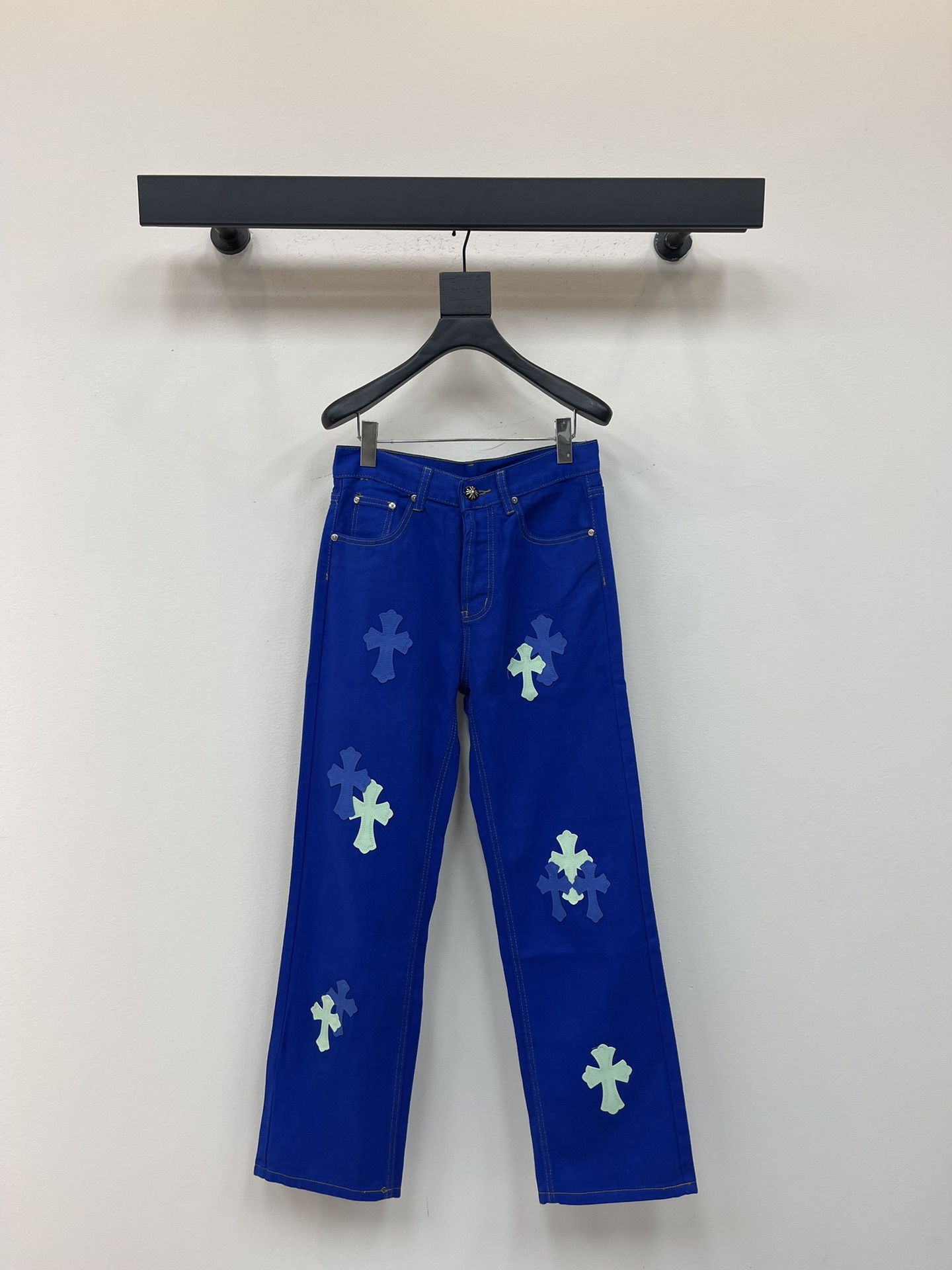 NO:476938,Chrome Heart* Crosindopamine Blue Cross Patch Couple Washed Jeans. Different washable styles are very friendly to those with thin legs and thick legs. The straight style is very modified. The medium length is timeless and easy to match. The basic style of various styles is a must-have in the wardrobe!  The fabric is hard and has the effect of softness without losing texture on the upper body. The washing process is even more perfect, and it is a must-have for everyone!  !  !  Size 28.30.32.34.36, chrome hearts, chrome hearts, jeans, alexander wang19860909Chrome Heart*克罗心多巴胺蓝十字架贴皮情侣款水洗牛仔裤.不同水洗质感的款式,对腿细腿粗人士十分友好,直筒的版型十分修饰腿型 永不过时的适中长度,搭配起来轻松随意,各种风格的造型基础,衣橱中的必备款！面料硬挺的同时又做到了上身柔软而不失质感的效果,洗水工艺更是做到了极致,人手必备款！！！ 尺码28.30.32.34.36,,chrome hearts,chrome hearts,jeans,alexander wang,Women's clothing