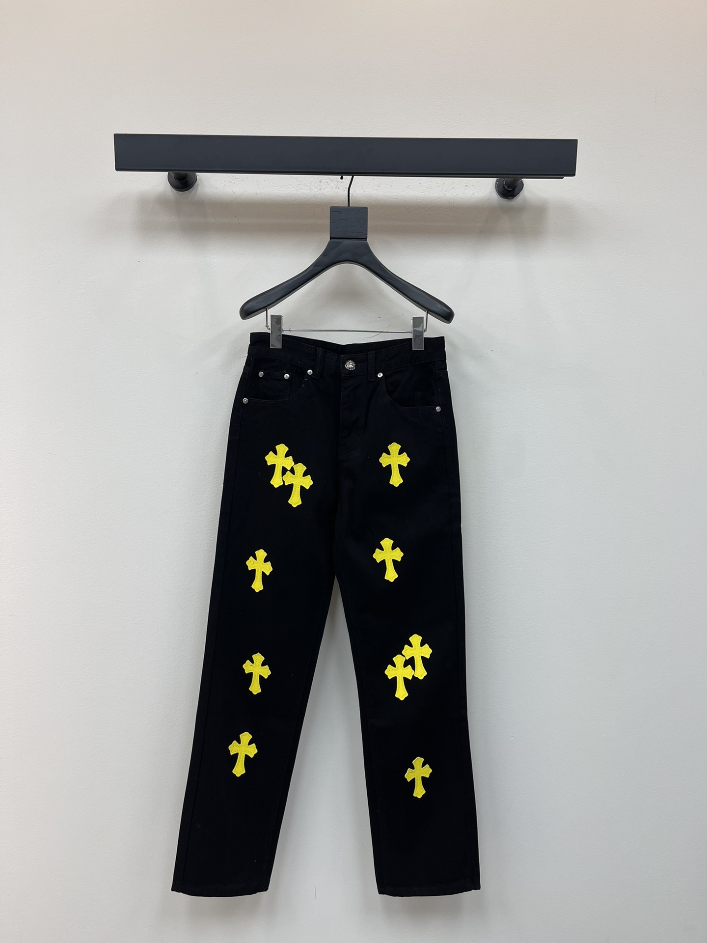 NO:476926,Chrome Heart* new color-blocked cross-cut leather couple's wash jeans. Different washable styles are very friendly to those with thin legs and thick legs. The straight style is very modified. The medium length is timeless and easy to match. The basic style of various styles is a must-have in the wardrobe!  The fabric is hard and has the effect of softness without losing texture on the upper body. The washing process is even more perfect, and it is a must-have for everyone!  !  !  Size 28.30.32.34.36, chrome hearts, chrome hearts, jeans, alexander wang19860909Chrome Heart*克罗心新款拼色十字架贴皮情侣款水洗牛仔裤.不同水洗质感的款式,对腿细腿粗人士十分友好,直筒的版型十分修饰腿型 永不过时的适中长度,搭配起来轻松随意,各种风格的造型基础,衣橱中的必备款！面料硬挺的同时又做到了上身柔软而不失质感的效果,洗水工艺更是做到了极致,人手必备款！！！ 尺码28.30.32.34.36,,chrome hearts,chrome hearts,jeans,alexander wang,Women's clothing