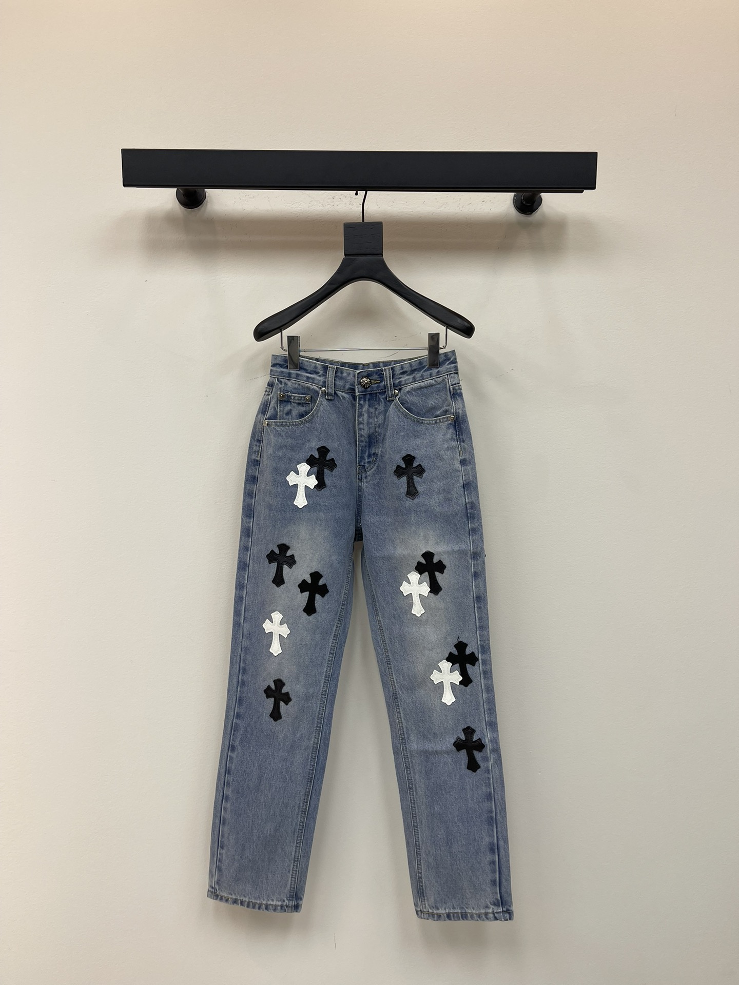 NO:476942,Chrome Heart* new color-blocked cross-cut leather couple's wash jeans. Different washable styles are very friendly to those with thin legs and thick legs. The straight style is very modified. The medium length is timeless and easy to match. The basic style of various styles is a must-have in the wardrobe!  The fabric is hard and has the effect of softness without losing texture on the upper body. The washing process is even more perfect, and it is a must-have for everyone!  !  !  Size 28.30.32.34.36, chrome hearts, chrome hearts, jeans, alexander wang19860909Chrome Heart*克罗心新款拼色十字架贴皮情侣款水洗牛仔裤.不同水洗质感的款式,对腿细腿粗人士十分友好,直筒的版型十分修饰腿型 永不过时的适中长度,搭配起来轻松随意,各种风格的造型基础,衣橱中的必备款！面料硬挺的同时又做到了上身柔软而不失质感的效果,洗水工艺更是做到了极致,人手必备款！！！ 尺码28.30.32.34.36,,chrome hearts,chrome hearts,jeans,alexander wang,Women's clothing