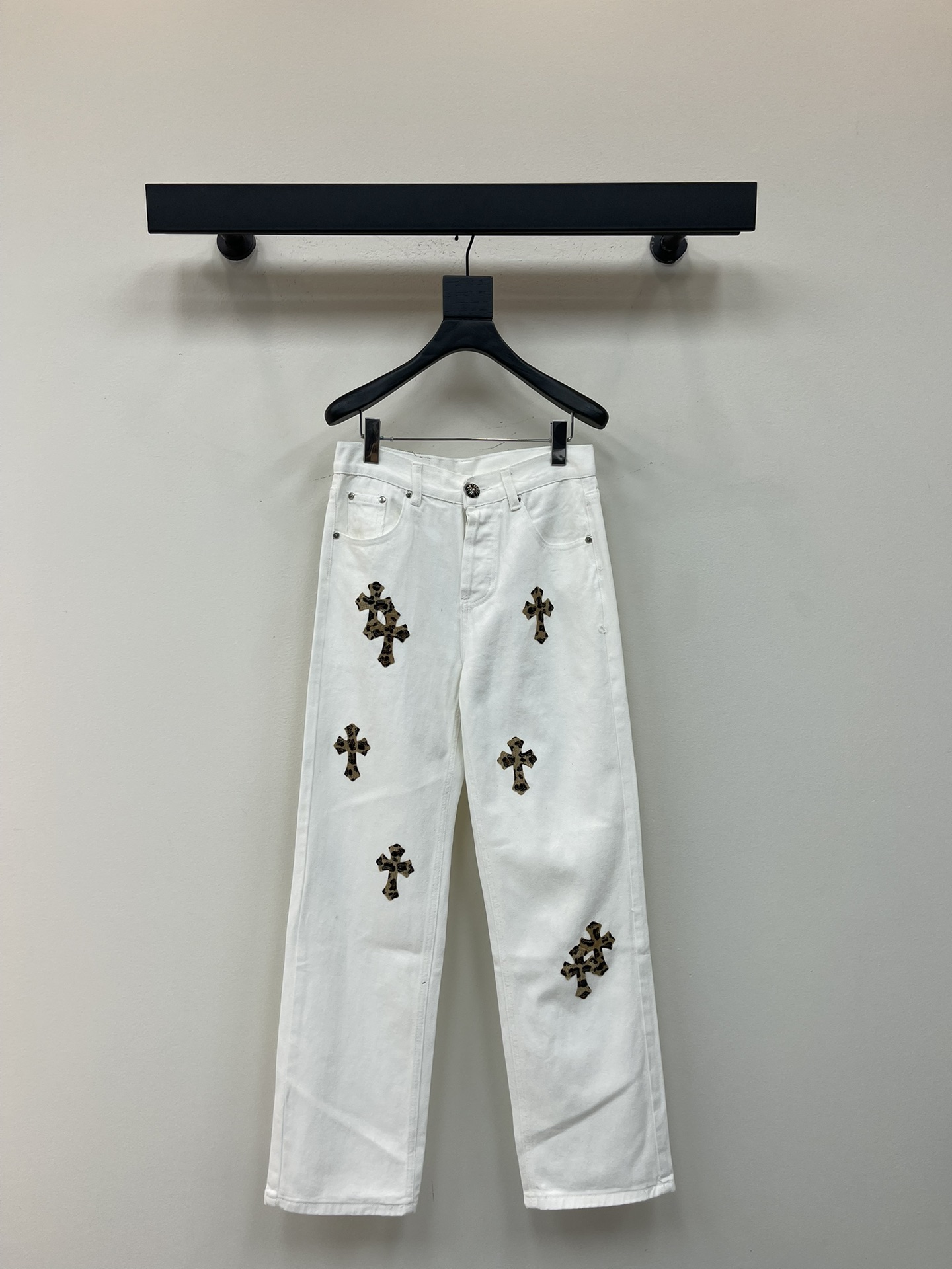 NO:476913,Chrome Heart* new leopard cross veneer couples wash jeans. Different washable texture styles are very friendly to those with thin legs and thick legs. The straight style is very modified. The medium length is timeless and easy to match. The basic style of various styles is a must-have in the wardrobe!  The fabric is hard and has the effect of softness without losing texture on the upper body. The washing process is even more perfect, and it is a must-have for everyone!  !  !  Size 28.30.32.34.36, chrome hearts, chrome hearts, jeans, alexander wang19860909Chrome Heart*克罗心新款豹纹十字架贴皮情侣款水洗牛仔裤.不同水洗质感的款式,对腿细腿粗人士十分友好,直筒的版型十分修饰腿型 永不过时的适中长度,搭配起来轻松随意,各种风格的造型基础,衣橱中的必备款！面料硬挺的同时又做到了上身柔软而不失质感的效果,洗水工艺更是做到了极致,人手必备款！！！ 尺码28.30.32.34.36,,chrome hearts,chrome hearts,jeans,alexander wang,Women's clothing