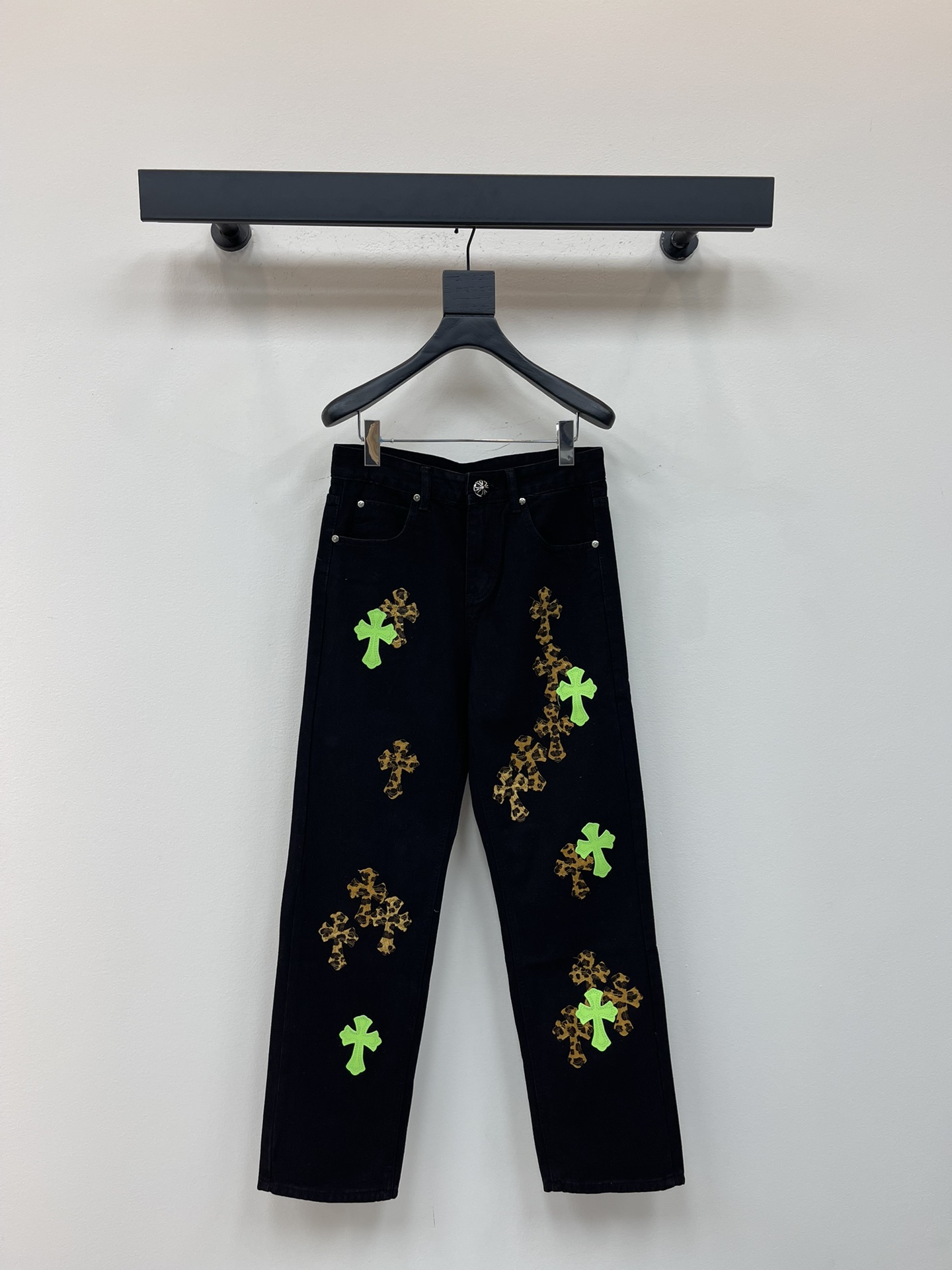 NO:476900,Chrome Heart* new leopard print color-blocked cross leather couple's wash jeans. Different washable texture styles are very friendly to those with thin legs and thick legs. The straight style is very modified. The medium length is timeless and easy to match. The basic style of various styles is a must-have in the wardrobe!  The fabric is hard and has the effect of softness without losing texture on the upper body. The washing process is even more perfect, and it is a must-have for everyone!  !  !  Size 28.30.32.34.36, chrome hearts, chrome hearts, jeans, alexander wang19860909Chrome Heart*克罗心新款豹纹拼色十字架贴皮情侣款水洗牛仔裤.不同水洗质感的款式,对腿细腿粗人士十分友好,直筒的版型十分修饰腿型 永不过时的适中长度,搭配起来轻松随意,各种风格的造型基础,衣橱中的必备款！面料硬挺的同时又做到了上身柔软而不失质感的效果,洗水工艺更是做到了极致,人手必备款！！！ 尺码28.30.32.34.36,,chrome hearts,chrome hearts,jeans,alexander wang,Women's clothing