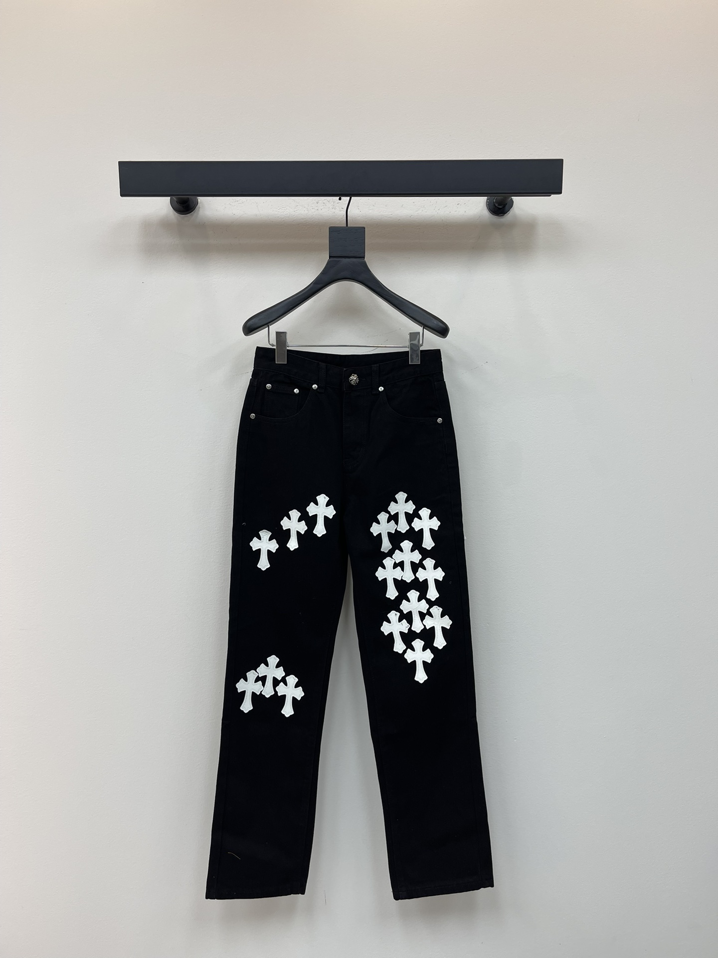 NO:476897,Chrome Heart* new color-blocked cross-cut leather couple's wash jeans. Different washable styles are very friendly to those with thin legs and thick legs. The straight style is very modified. The medium length is timeless and easy to match. The basic style of various styles is a must-have in the wardrobe!  The fabric is hard and has the effect of softness without losing texture on the upper body. The washing process is even more perfect, and it is a must-have for everyone!  !  !  Size 28.30.32.34.36, chrome hearts, chrome hearts, jeans, alexander wang19860909Chrome Heart*克罗心新款拼色十字架贴皮情侣款水洗牛仔裤.不同水洗质感的款式,对腿细腿粗人士十分友好,直筒的版型十分修饰腿型 永不过时的适中长度,搭配起来轻松随意,各种风格的造型基础,衣橱中的必备款！面料硬挺的同时又做到了上身柔软而不失质感的效果,洗水工艺更是做到了极致,人手必备款！！！ 尺码28.30.32.34.36,,chrome hearts,chrome hearts,jeans,alexander wang,Women's clothing