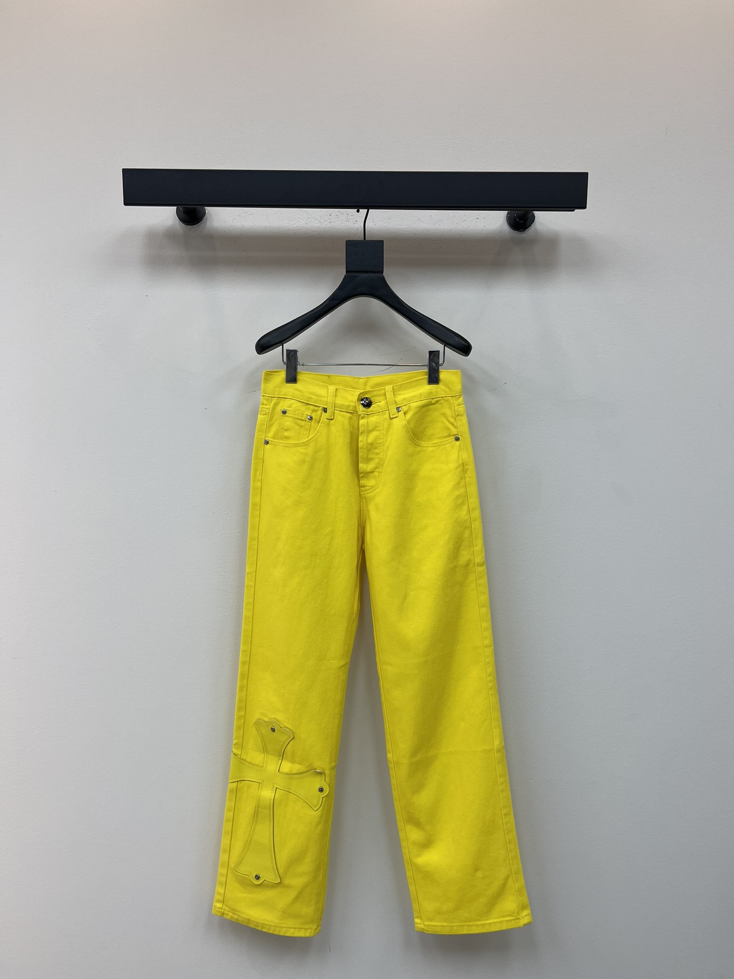 NO:476951,Chrome Heart* Crowxin Fan Chengcheng's same style as New York limited leather dopamine yellow jeans. Different washable styles are very friendly to those with thin legs and thick legs. The straight style is very modified. The medium length is timeless and easy to match. The basic style of various styles is a must-have in the wardrobe!  The fabric is hard and has the effect of softness without losing texture on the upper body. The washing process is even more perfect, and it is a must-have for everyone!  !  !  Size 28.30.32.34.36, chrome hearts, chrome hearts, jeans, alexander wang19860909Chrome Heart*克罗心范丞丞同款纽约限定大皮标多巴胺黄牛仔裤.不同水洗质感的款式,对腿细腿粗人士十分友好,直筒的版型十分修饰腿型 永不过时的适中长度,搭配起来轻松随意,各种风格的造型基础,衣橱中的必备款！面料硬挺的同时又做到了上身柔软而不失质感的效果,洗水工艺更是做到了极致,人手必备款！！！ 尺码28.30.32.34.36,,chrome hearts,chrome hearts,jeans,alexander wang,Women's clothing