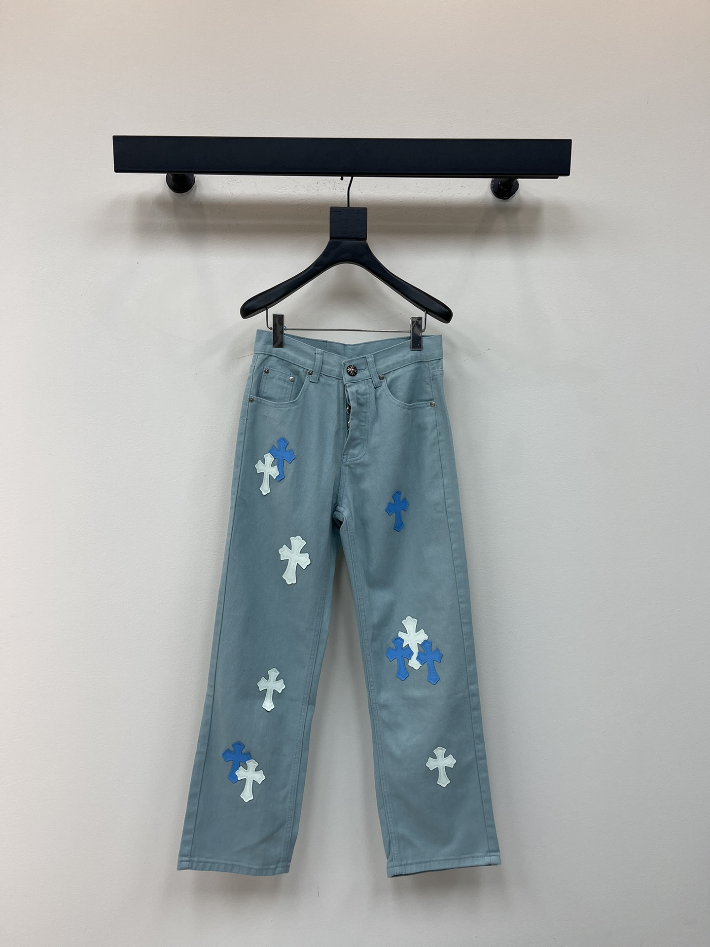 NO:476955,Chrome Heart* Croxin Ice Blue Cross Patch Couple Washed Jeans. Different washable styles are very friendly to those with thin legs and thick legs. The straight style is very modified. The medium length is timeless and easy to match. The basic style of various styles is a must-have in the wardrobe!  The fabric is hard and has the effect of softness without losing texture on the upper body. The washing process is even more perfect, and it is a must-have for everyone!  !  !  Size 28.30.32.34.36, chrome hearts, chrome hearts, jeans, alexander wang19860909Chrome Heart*克罗心冰蓝十字架贴皮情侣款水洗牛仔裤.不同水洗质感的款式,对腿细腿粗人士十分友好,直筒的版型十分修饰腿型 永不过时的适中长度,搭配起来轻松随意,各种风格的造型基础,衣橱中的必备款！面料硬挺的同时又做到了上身柔软而不失质感的效果,洗水工艺更是做到了极致,人手必备款！！！ 尺码28.30.32.34.36,,chrome hearts,chrome hearts,jeans,alexander wang,Women's clothing