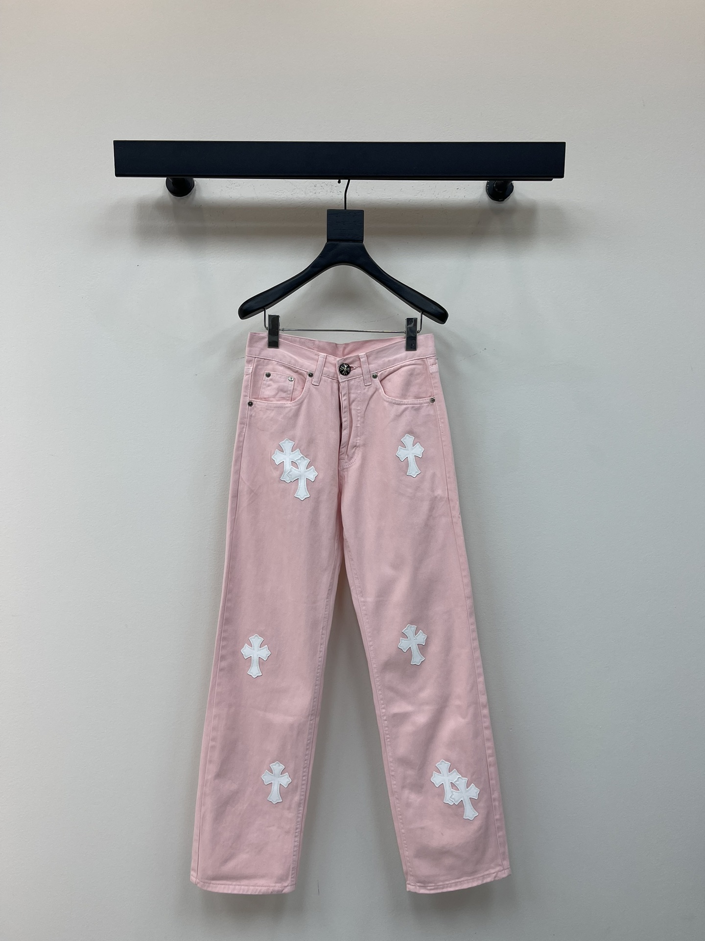 NO:476932,Chrome Heart* new light pink cross veneer couples washing jeans. Different washable styles are very friendly to those with thin legs and thick legs. The straight style is very modified. The medium length is timeless and easy to match. The basic style of various styles is a must-have in the wardrobe!  The fabric is hard and has the effect of softness without losing texture on the upper body. The washing process is even more perfect, and it is a must-have for everyone!  !  !  Size 28.30.32.34.36, chrome hearts, chrome hearts, jeans, alexander wang19860909Chrome Heart*克罗心新款浅粉色十字架贴皮情侣款水洗牛仔裤.不同水洗质感的款式,对腿细腿粗人士十分友好,直筒的版型十分修饰腿型 永不过时的适中长度,搭配起来轻松随意,各种风格的造型基础,衣橱中的必备款！面料硬挺的同时又做到了上身柔软而不失质感的效果,洗水工艺更是做到了极致,人手必备款！！！ 尺码28.30.32.34.36,,chrome hearts,chrome hearts,jeans,alexander wang,Women's clothing