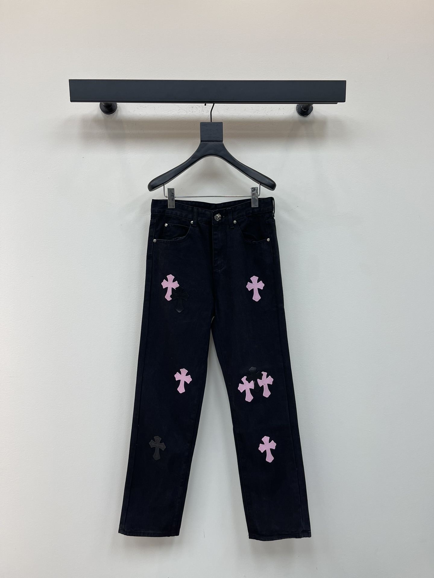 NO:476937,Chrome Heart* new pink Sanskrit cross leather couple's wash jeans. Different washable styles are very friendly to those with thin legs and thick legs. The straight style is very modified. The medium length is timeless and easy to match. The basic style of various styles is a must-have in the wardrobe!  The fabric is hard and has the effect of softness without losing texture on the upper body. The washing process is even more perfect, and it is a must-have for everyone!  !  !  Size 28.30.32.34.36, chrome hearts, chrome hearts, jeans, alexander wang19860909Chrome Heart*克罗心新款粉色梵文十字架贴皮情侣款水洗牛仔裤.不同水洗质感的款式,对腿细腿粗人士十分友好,直筒的版型十分修饰腿型 永不过时的适中长度,搭配起来轻松随意,各种风格的造型基础,衣橱中的必备款！面料硬挺的同时又做到了上身柔软而不失质感的效果,洗水工艺更是做到了极致,人手必备款！！！ 尺码28.30.32.34.36,,chrome hearts,chrome hearts,jeans,alexander wang,Women's clothing