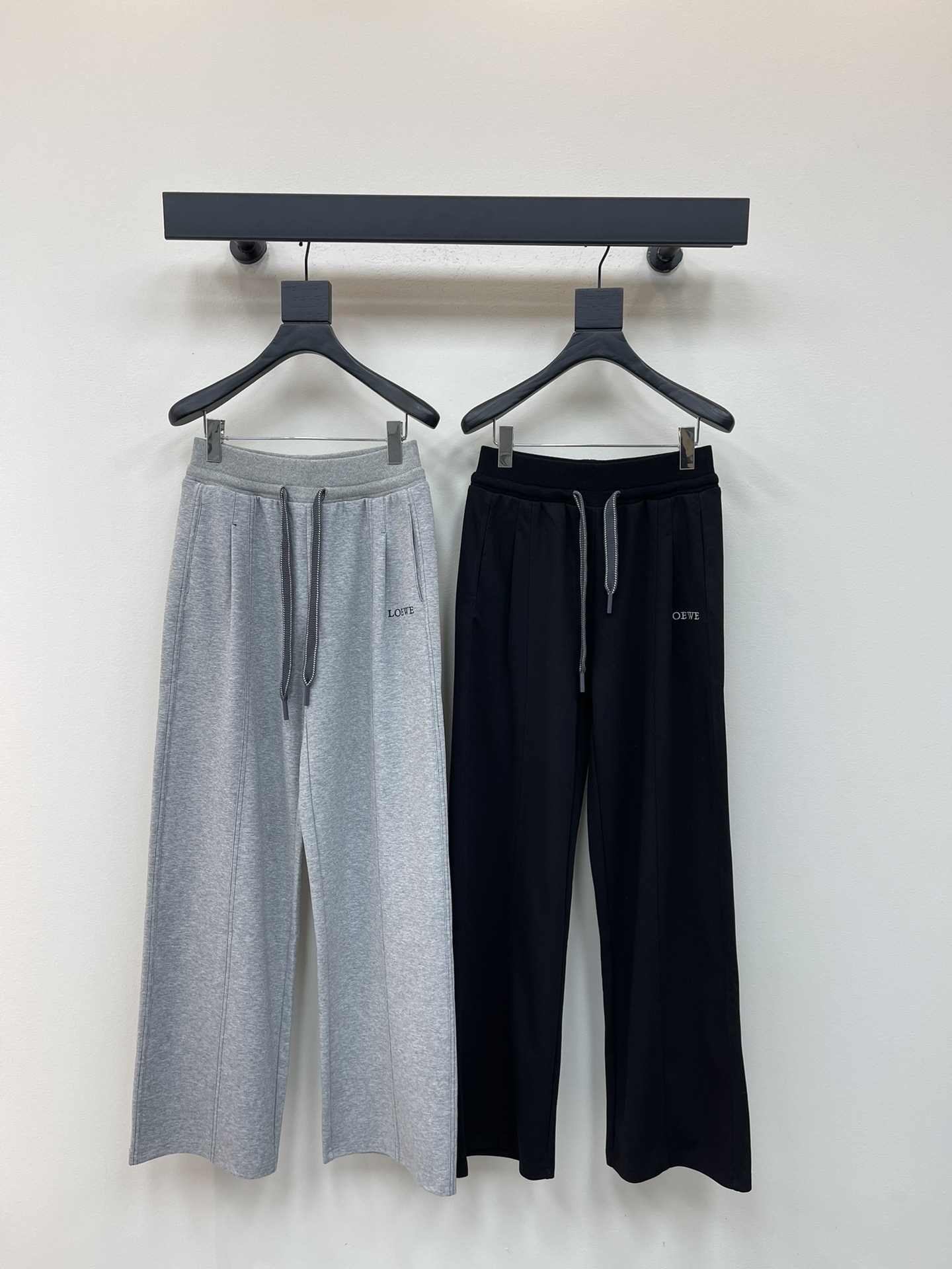 NO:475267,Loew*25 early autumn new contrast drawstring casual wide-leg trousers customized YB twill cotton fabric soft and comfortable fabric smooth and stylish high-waist wide-leg trousers style Decorate the waist drawstring with contrasting color effect to create a unique design effect. With the iconic embroidered letter logo in the pocket, the brand style is instantly improved Straight trousers leg design Inclusively modify the leg shape while wearing a full high street fashionable style. A pair of versatile trousers in all seasons. Vacation dates. SML,,loewe,alexander wang19860909Loew*25早秋新款撞色抽绳休闲阔腿长裤 定制YB斜纹全棉材质 面料柔挺舒适 垂顺有型 高腰阔腿长裤版型 利用撞色效果装点腰身抽绳处 打造出独特设计效果 配合口袋处标志性刺绣字母徽标 品牌格调瞬间提升 直筒裤腿设计 包容修饰腿型的同时 穿出满满的高街时髦风格 一条四季百搭长裤 度假约会日常 SML,,loewe,alexander wang,Women's clothing