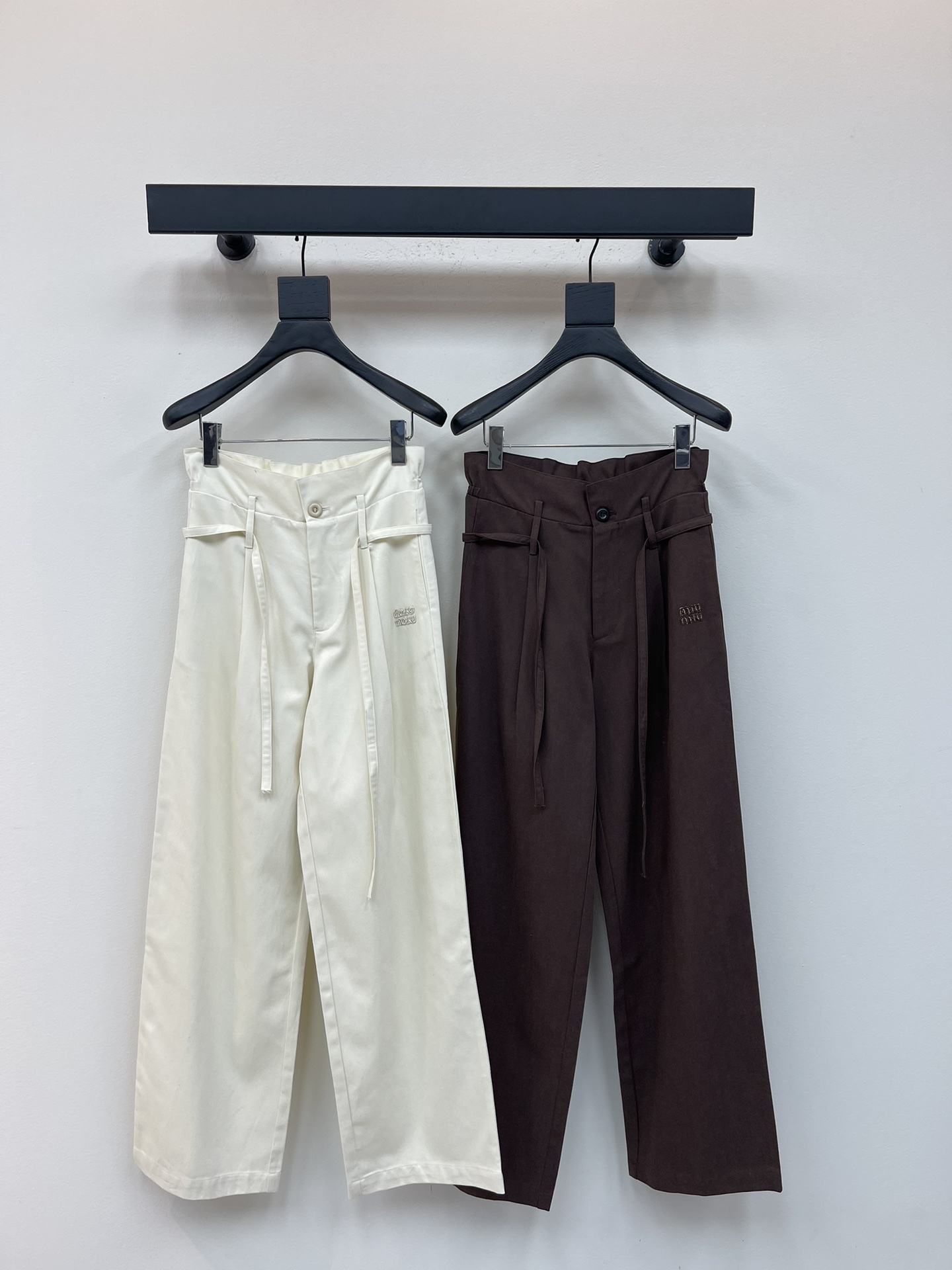 NO:475264,Miumi*25 early autumn new drawstring wide-leg trousers customized YB Tennis cotton material Comfortable and breathable, smooth and stylish High-waist lace-up wide-leg trousers style Use perforated laces to adjust elasticity, widen upwards, and add a fashionable atmosphere to the waist. The style is relaxed and fashionable. The pocket iconic embroidered letter logo is instantly improved. Easy to control. Wide the wide-leg tailoring. Encompass the leg shape while wearing a full high-end fashionable style. A pair of versatile trousers in all seasons. Vacation dates. SML,,miumiu,alexander wang19860909Miumi*25早秋新款抽绳阔腿长裤 定制YB天丝人棉材质 舒适透气 垂顺有型 高腰系带阔腿长裤版型 利用穿孔系带调节松紧 向上加宽花苞式收边 装点腰身处更添时尚气息 风格松弛洋气 口袋标志性刺绣字母徽标 品牌格调瞬间提升 轻松驾驭 阔腿剪裁 包容修饰腿型的同时 穿出满满的高阶时髦风格 一条四季百搭长裤 度假约会日常 SML,,miumiu,alexander wang,Women's clothing