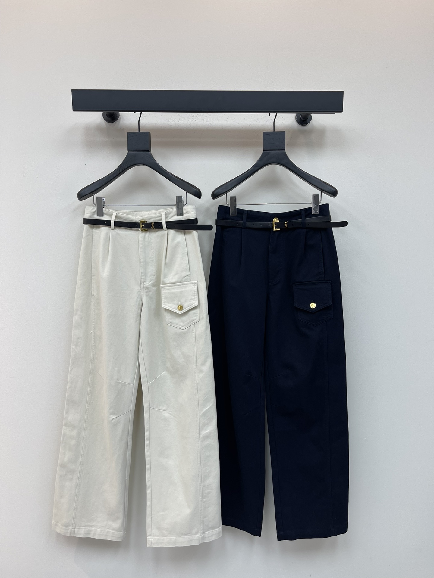 NO:475261,Saint Lauren*/Ysl 25 early autumn new belt denim straight trousers customized YB twill cotton material, crisp texture, stylish outfit, wide-leg straight trousers style, wash and dye all-in-one enzyme, retro black and white, versatile and durable, suitable for autumn casual outfits, flip pocket wrinkle texture, three-dimensional tailoring, more eye-catching and fashionable, matched with printed letter belt embellishment, exquisite and durable details highlight the brand style, fashionable and fashionable outfits, SML,,saint laurent,saint laurent,alexander wang19860909Saint Lauren*/Ysl 25早秋新款腰带牛仔直筒长裤 定制YB斜纹全棉材质 质感挺括 穿搭有型 阔腿直筒长裤版型 通体酵素水洗均匀染色 复古黑白百搭耐看 适配秋日休闲穿搭 翻盖口袋褶皱纹理 立体剪裁 容量增加更吸睛时髦 搭配印刻字母腰带点缀 精致耐看的细节突出品牌格调 穿搭时髦洋气 SML,,saint laurent,saint laurent,alexander wang,Women's clothing