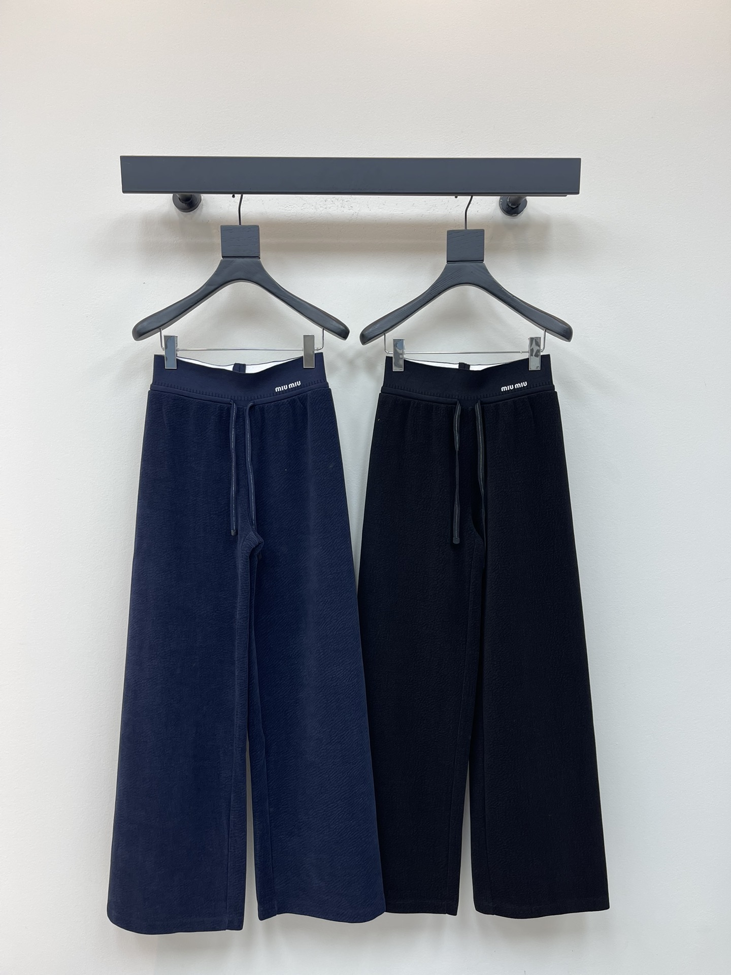 NO:475258,Miumi*25 early autumn new drawstring casual wide-leg trousers Customized YB imported corduroy material The fabric is soft and comfortable, smooth and stylish High-waist wide-leg trousers style The letter logo uses contrasting color to decorate the waist to create a unique design effect. Combined with the details of drawstring stripes, the brand style is instantly improved Straight trousers design Inclusively modify the leg shape while wearing a full high-street fashionable style A pair of versatile trousers for holiday dates SML,,miumiu,alexander wang19860909Miumi*25早秋新款抽绳休闲阔腿长裤 定制YB进口灯芯绒材质 面料柔挺舒适 垂顺有型 高腰阔腿长裤版型 字母徽标利用撞色效果装点腰身处 打造出独特设计效果 配合抽绳条纹细节 品牌格调瞬间提升 直筒裤腿设计 包容修饰腿型的同时 穿出满满的高街时髦风格 一条四季百搭长裤 度假约会日常 SML,,miumiu,alexander wang,Women's clothing