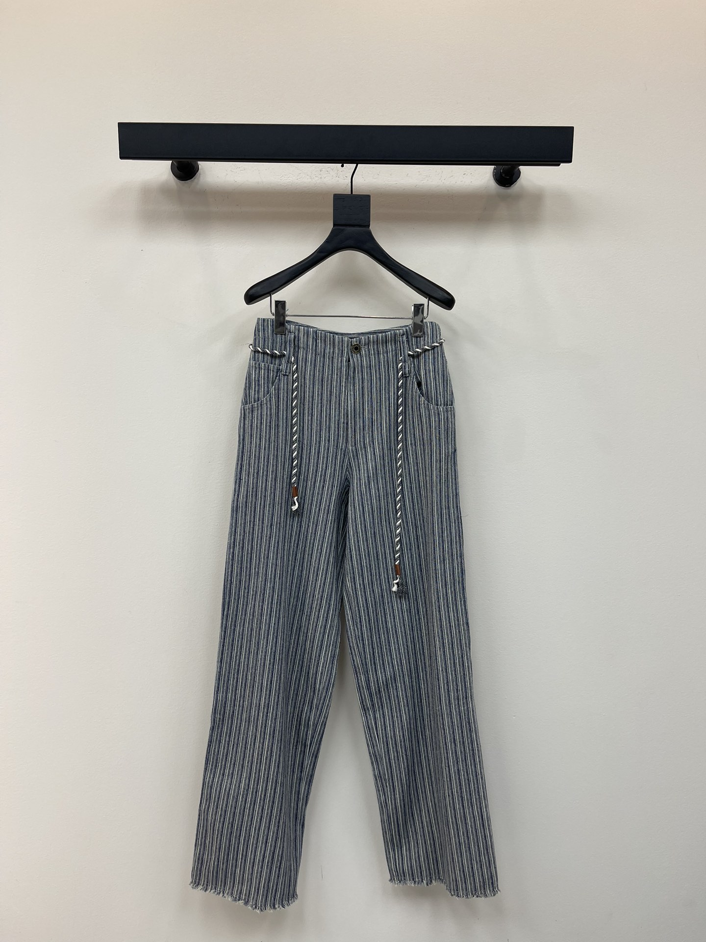 NO:475255,Miumi*25 early autumn new curved striped straight trousers Customized YB twill cotton denim material texture skin-friendly and comfortable, stand upright and undeformed, curved rope belt with letter engraving buckle design, large body full of vertical striped texture, blue and white, refreshing and literary, instantly full of casual and fashionable feeling, straight-tune style, outfit to modify the leg proportion, fashionable upper body SML,,miumiu,alexander wang19860909Miumi*25早秋新款绞花色条纹直筒长裤 定制YB斜纹棉牛仔材质 质感亲肤舒适 立挺不变形 绞花绳腰带搭配字母印刻系扣设计 大身满铺竖条纹肌理 蓝白相间 清爽文艺 瞬间拉满休闲时尚感 直筒版型 穿搭修饰腿型比例 上身时髦洋气 SML,,miumiu,alexander wang,Women's clothing