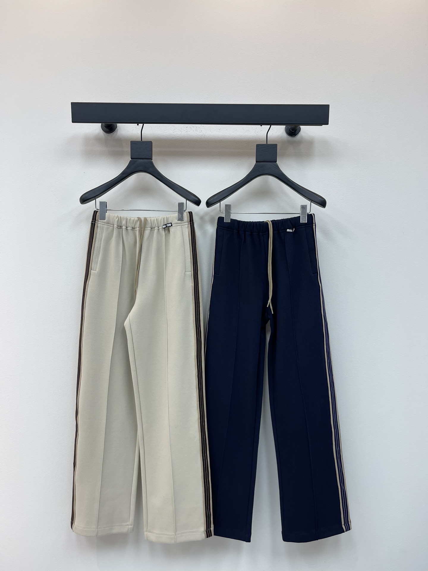 NO:475251,Miumi*25 early autumn new contrasting webbing straight trousers Customized YB twill cotton fabric soft and comfortable fabric crisp and fashionable High-waist drawstring straight trousers style Letter logo decoration at the waist Create a casual and relaxing style The brand style instantly improves side contrasting webbing Matched with straight trousers legs design Encompass the modification of the leg shape while wearing a full high street fashionable style A pair of versatile trousers for holiday dates SML,,miumiu,alexander wang19860909Miumi*25早秋新款撞色织带直筒长裤 定制YB斜纹全棉材质 面料柔软舒适 挺括时尚 高腰抽绳直筒长裤版型 字母徽标装饰在腰身处 打造出休闲松弛风格 品牌格调瞬间提升 侧面撞色织带 搭配直筒裤腿设计 包容修饰腿型的同时 穿出满满的高街时髦风格 一条四季百搭长裤 度假约会日常 SML,,miumiu,alexander wang,Women's clothing