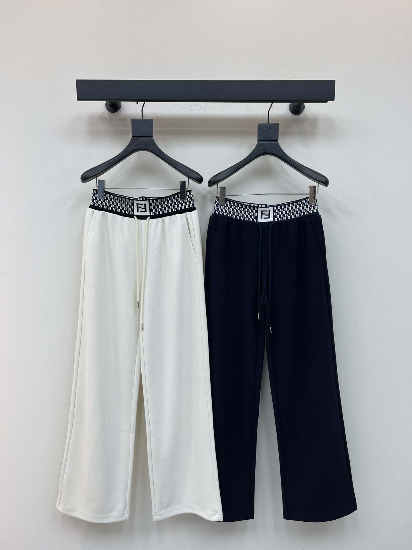 NO:475246,Fend*25 early autumn new drawstring wide-leg trousers custom-made YB imported nylon material, soft and comfortable fabric, smooth and stylish, high-waist drawstring wide-leg trousers style, use close-fitting elastic webbing to decorate the waist, paired with black and white plaid and drawstring to create a casual effect, relaxed and fashionable style, iconic letter logo in the center, instantly improved brand style, easy to control, three-dimensional outline of the trousers legs, matched with wide-leg trousers, inclusively modify the leg shape, wear a full high-story fashionable style, a pair of versatile trousers, vacation dates, daily SML, fendi, alexander wang19860909Fend*25早秋新款抽绳织带阔腿长裤 定制YB进口锦纶材质 面料柔挺舒适 垂顺有型 高腰抽绳阔腿长裤版型 利用贴身弹力松紧织带装点腰身处 配合黑白格纹和抽绳打造出休闲的效果 风格松弛洋气 居中处标志性字母徽标 品牌格调瞬间提升 轻松驾驭 裤腿立体边勾勒轮廓 搭配阔腿裤处理 包容修饰腿型的同时 穿出满满的高街时髦风格 一条四季百搭长裤 度假约会日常 SML,,fendi,alexander wang,Women's clothing