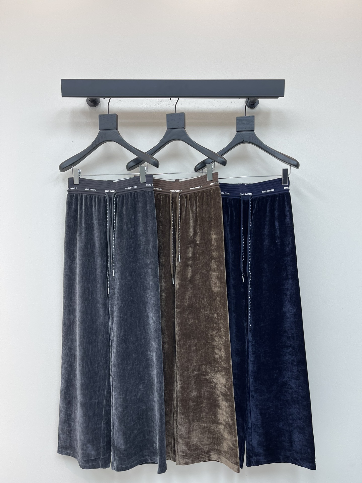 NO:475241,Miumi*25 early autumn new drawstring wide-leg trousers custom-made YB imported velvet material soft and comfortable fabric, smooth and stylish, high-waist drawstring wide-leg trousers style, use close-fitting elastic webbing to decorate the waist, and create a casual effect with a rope drawstring. The style is relaxed and fashionable. The iconic letter logo at the waist of the trousers. The brand style is instantly improved. Easy to control. The three-dimensional edge of the trousers outlines the outline. Paired with wide-leg pants. The legs are decorated with wide-leg pants. Wear a full high-story fashionable style. A pair of versatile trousers in all seasons. Vacation dates. SML,,miumiu,alexander wang19860909Miumi*25早秋新款抽绳织带阔腿长裤 定制YB进口丝绒材质 面料柔挺舒适 垂顺有型 高腰抽绳阔腿长裤版型 利用贴身弹力松紧织带装点腰身处 配合绞花抽绳打造出休闲的效果 风格松弛洋气 裤腰处标志性字母徽标 品牌格调瞬间提升 轻松驾驭 裤腿立体边勾勒轮廓 搭配阔腿裤处理 包容修饰腿型的同时 穿出满满的高街时髦风格 一条四季百搭长裤 度假约会日常 SML,,miumiu,alexander wang,Women's clothing