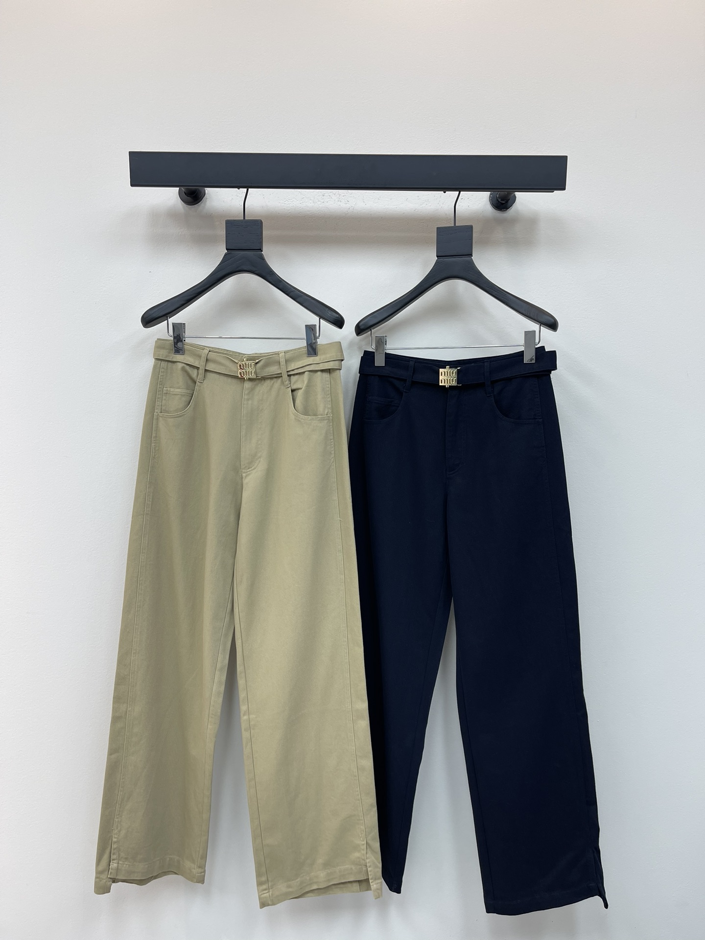 NO:475235,Miumi*25 early autumn new belt casual wide-leg trousers customized YB twill cotton material, full texture, stronger texture, high-quality appearance, high-rise belt high-waist straight trousers, belt integrated with matching, metal letters engraved logo embellishment, highlight brand positioning, increase layering, wide-leg straight-leg trousers, trouser legs slit details, ingenious outfits, not picky about body shape, fashionable and relaxed, first choice for early autumn outfits, layering out fashionable and popular style SML,,miumiu,alexander wang19860909Miumi*25早秋新款腰带休闲阔腿长裤 定制YB斜纹全棉材质 质感十足 纹理肌感更强 品相高级 腰带高腰直筒长裤 腰带融入搭配 金属字母印刻徽标点缀 凸显品牌定位 增加层次感 阔腿直筒版型 裤腿开衩细节巧思 穿搭包容 不挑身材 洋气松弛 早秋穿搭首选 叠穿出时髦流行穿搭风格 SML,,miumiu,alexander wang,Women's clothing