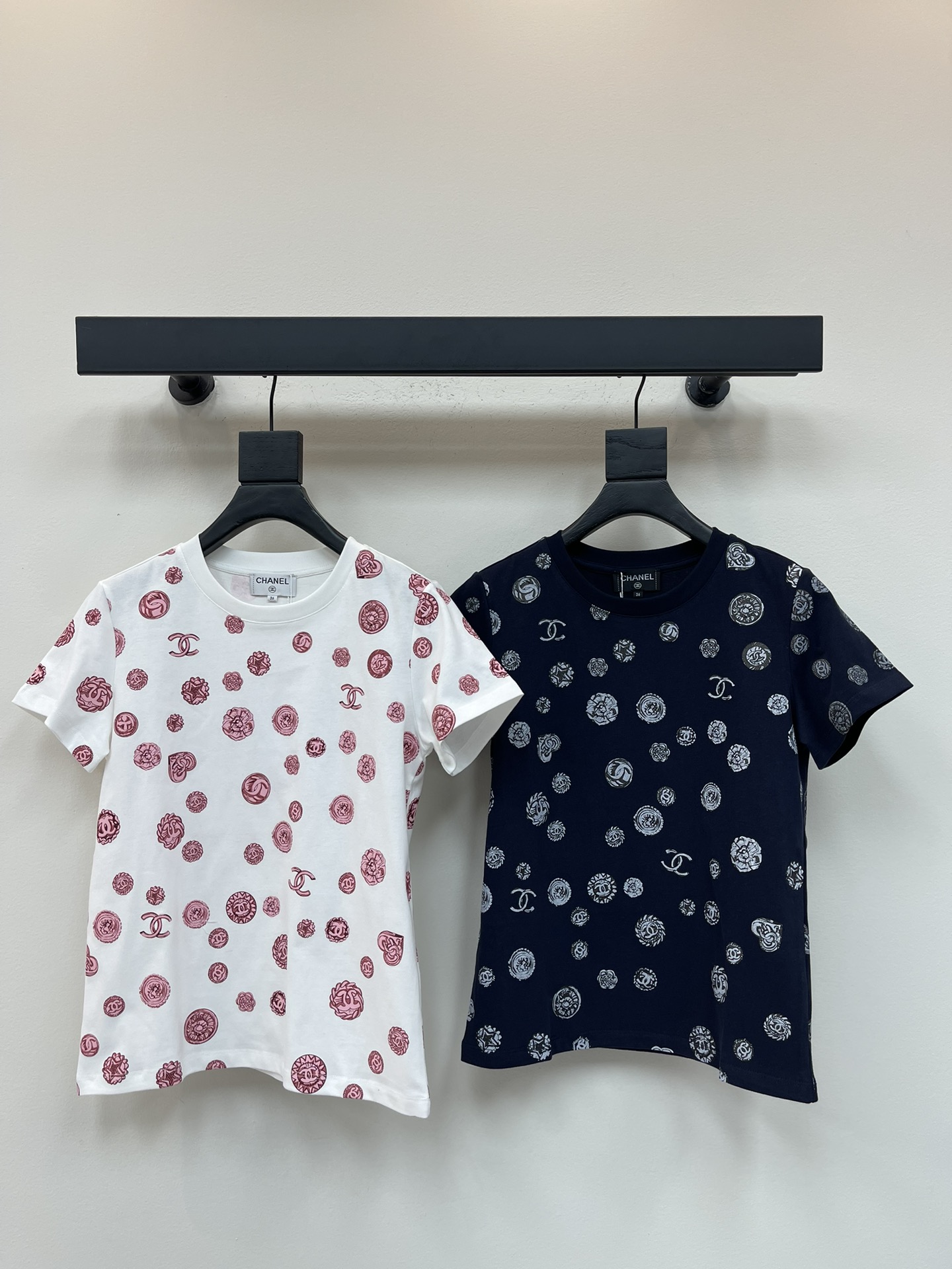 NO:475217,Chane*25 early autumn new letter camellia round neck short-sleeved T-shirt Customized YB mercerated cotton material Soft and skin-friendly Comfortable and stylish Regular short-sleeved style Distributed color printed textures Interspersed with camellia and double C patterns of different sizes and styles Xiangjia elements stacked Rich layers Delicate and elegant style Strong retro style Regular style Contains body shape Playful and fashionable Easy to control during daily travel or party SML, Chanel, Chanel, T-shirt, tees, t-shirt, alexander wang19860909Chane*25早秋新款字母山茶花圆领短袖T恤 定制YB丝光全棉材质 柔软亲肤 舒适有型 常规短袖版型 通体分布彩色印花纹理 穿插不同大小样式的山茶花和双C图案 香家元素堆叠 层次丰富 风格细腻优雅 复古风格强烈 常规版型包容身材 俏皮时髦 日常出行或聚会轻松驾驭 SML,,chanel,chanel,T-shirt,tees，t-shirt,alexander wang,Women's clothing