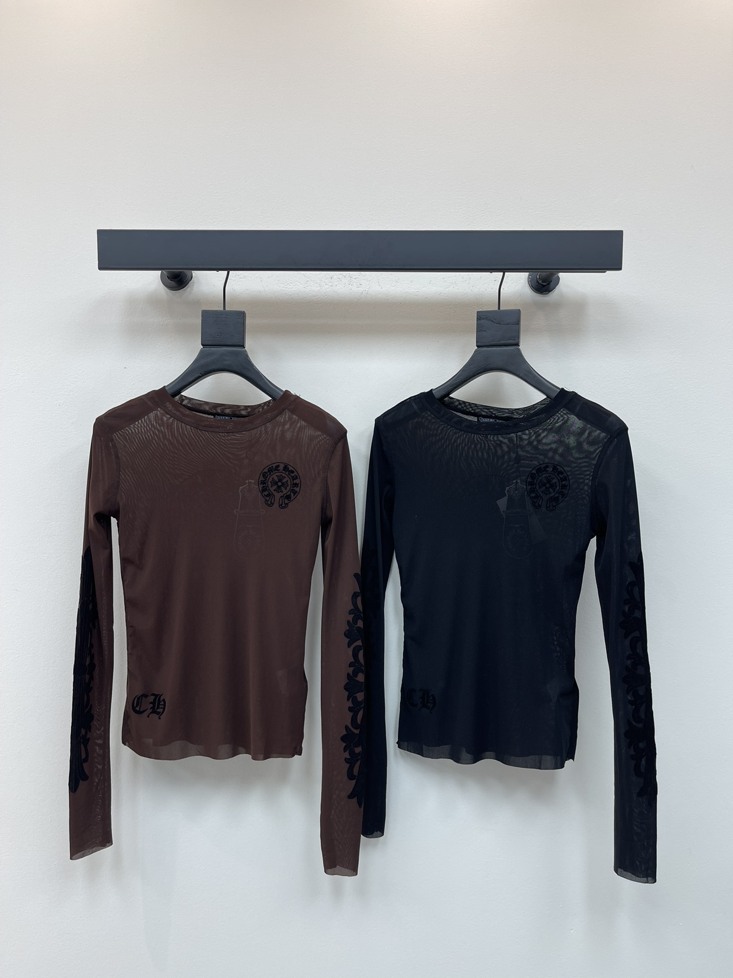 NO:480040,Chrome Hea*ts 25 new Croxin flocking printed mesh long-sleeved slim base T-shirt!  The sexy and close-fitting style shows off the figure and the upper body is really super elegant and nice!  The must-have items for fashionable essence. Details. The comfort is all about the beautiful and casual combination that is visible to the eyes online!  Super versatile ~ It's so fashionable and beautiful. It's so nice to wear and not picky about people. SML, chrome hearts, chrome hearts, tees, t-shirt, alexander wang19860909Chrome Hea*ts 25新款克罗心植绒印花网纱长袖修身打底T恤！充满小性感的贴身版型尽显身材上身真的超级显气质质感超nice！时髦精必收单品 细节 舒适感通通在线入眼可见的好看随意搭配都很可！超级百搭～简直整个爱住洋气又好看 好穿不挑人 SML,,chrome hearts,chrome hearts,tees，t-shirt,alexander wang,Women's clothing