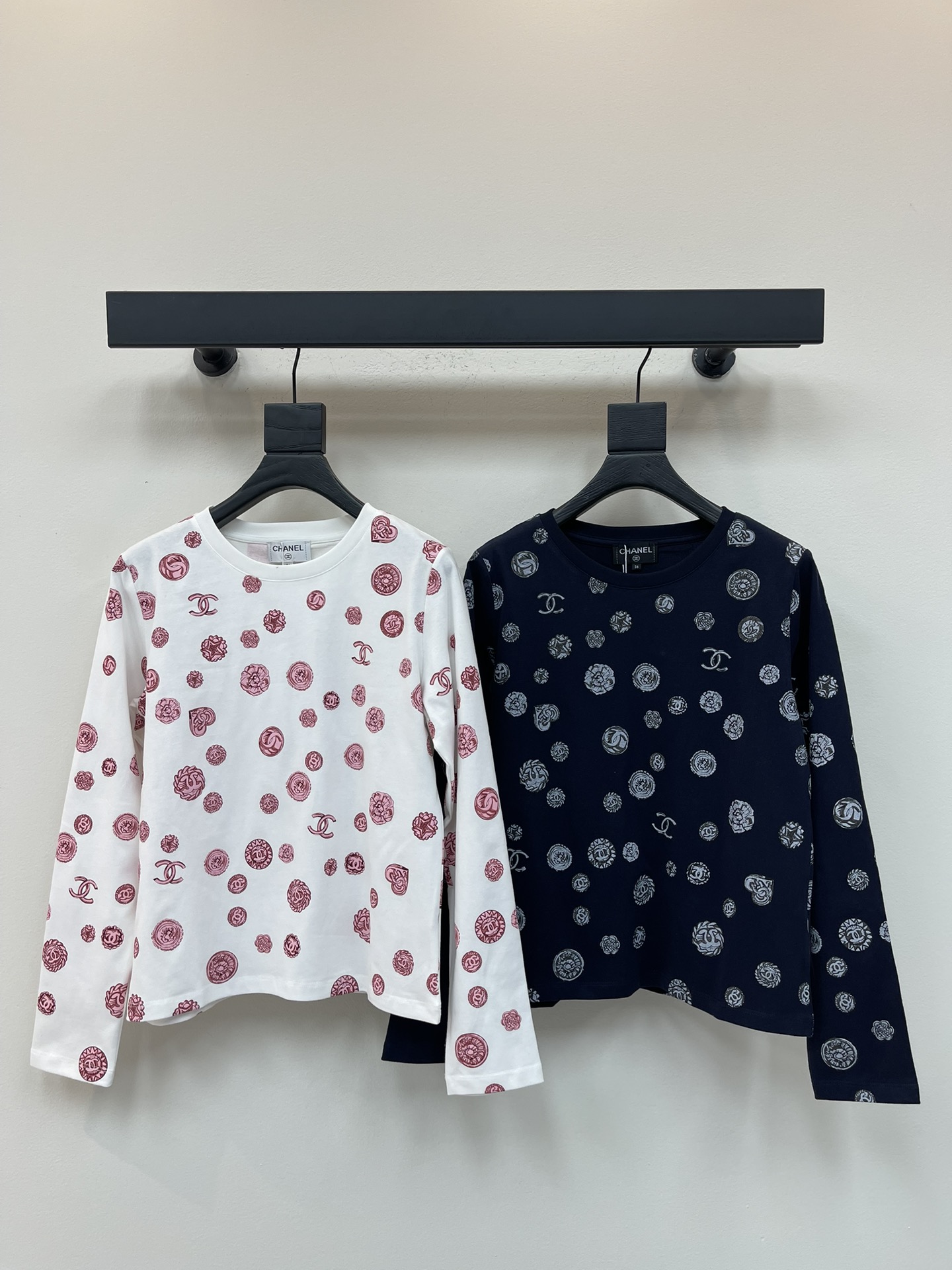 NO:475209,Chane*25 early autumn new letter camellia round neck long-sleeved top Customized YB mercerated cotton material Soft and skin-friendly Comfortable and stylish Regular top style Distributed color printed textures Interspersed with camellia and double C patterns of different sizes and styles Xiangjia elements stacked Rich layers Delicate and elegant style Strong retro style Regular style Contains body shape Playful and fashionable Easy to control during daily travel or party SML, Chanel, Chanel, alexander wang19860909Chane*25早秋新款字母山茶花圆领长袖上衣 定制YB丝光全棉材质 柔软亲肤 舒适有型 常规上衣版型 通体分布彩色印花纹理 穿插不同大小样式的山茶花和双C图案 香家元素堆叠 层次丰富 风格细腻优雅 复古风格强烈 常规版型包容身材 俏皮时髦 日常出行或聚会轻松驾驭 SML,,chanel,chanel,alexander wang,Women's clothing