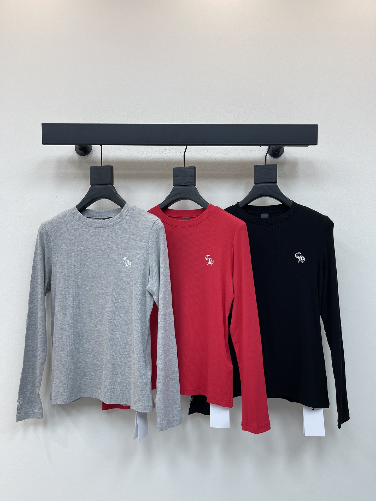 NO:476972,Chrome heart* Croxin Sanskrit letter embroidered slim long-sleeved base shirt. It is highly recommended to buy the immortal base shirt. The upper body turns into a paper person in seconds!  Classic letter logo design on the chest, you can wear it inside or wear it alone!  SML, chrome hearts, chrome hearts, alexander wang19860909Chrome heart*克罗心梵文字母刺绣修身长袖打底衫 强烈建议入手的神仙打底衫,上身秒变纸片人！胸前经典字母logo设计,可内搭可单穿！SML,,chrome hearts,chrome hearts,alexander wang,Women's clothing