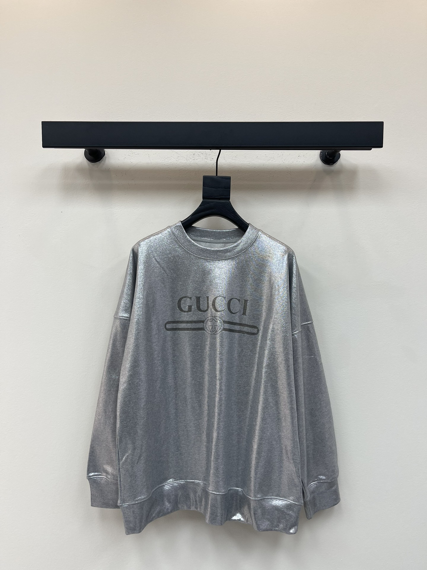 NO:475199,Gucc*25 early autumn new heavy-industry printed sweatshirt custom YB native cotton material breathable and comfortable, full texture Loose round neck sweatshirt cutting highlights the brand style Made of gram-weight pure cotton, full of drape, presenting a slim visual effect YB development The whole garment is restored from technological gray and silver, visible to the naked eye with fine glittering pearls Different version The chest is restored by printing technology, using contrasting colors to outline the three-dimensional brand letter logo pattern, variant fonts to enhance brand identity, fashionable and high-end feel, create a personal style, fashionable and relaxed, and the inner wear is brilliant and fashionable SML, gucci, hoodie, sweatshirts, alexander wang19860909Gucc*25早秋新款重工印花卫衣 定制YB原生全棉材质 透气舒适 质感十足 宽松圆领卫衣裁剪 凸显品牌格调 采用克重纯棉制成 垂坠感十足 呈现显瘦视觉效果 YB开发 整件成衣还原出科技灰银色 肉眼可见的带有细闪珠光 区别版本 胸前利用印花工艺还原色彩 利用撞色勾勒出立体风格的品牌字母徽标图案 变体字型加强品牌标识度 时尚高级感立现 打造个性风格 时髦松弛 单穿内搭都出彩时髦 SML,,gucci,hoodie,sweatshirts,alexander wang,Women's clothing